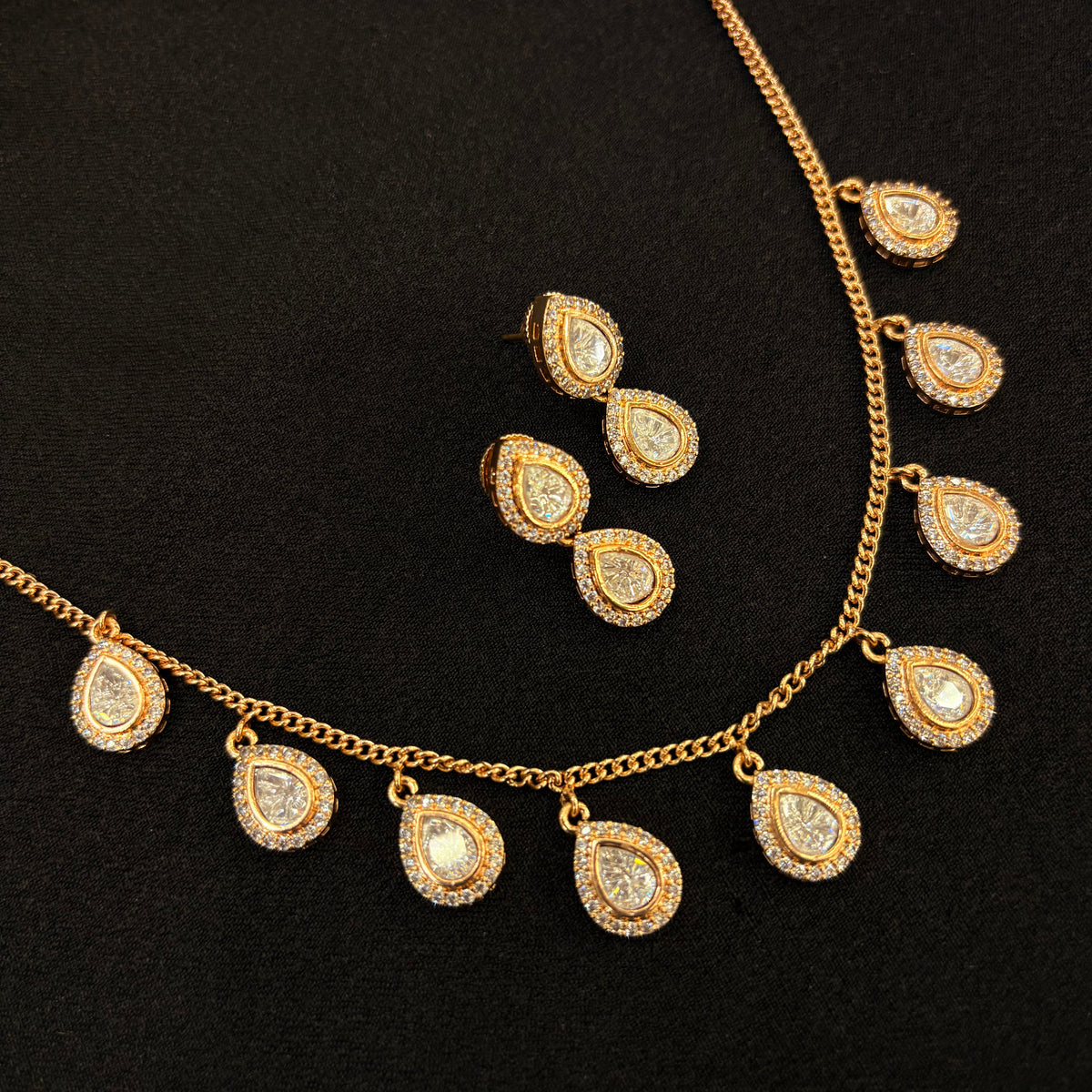 Zareen Teardrop Neckpiece