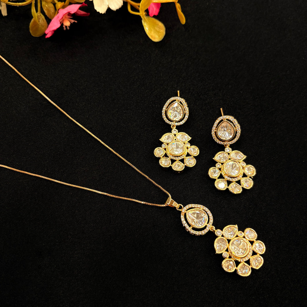 Vamika Noor Pendant Set