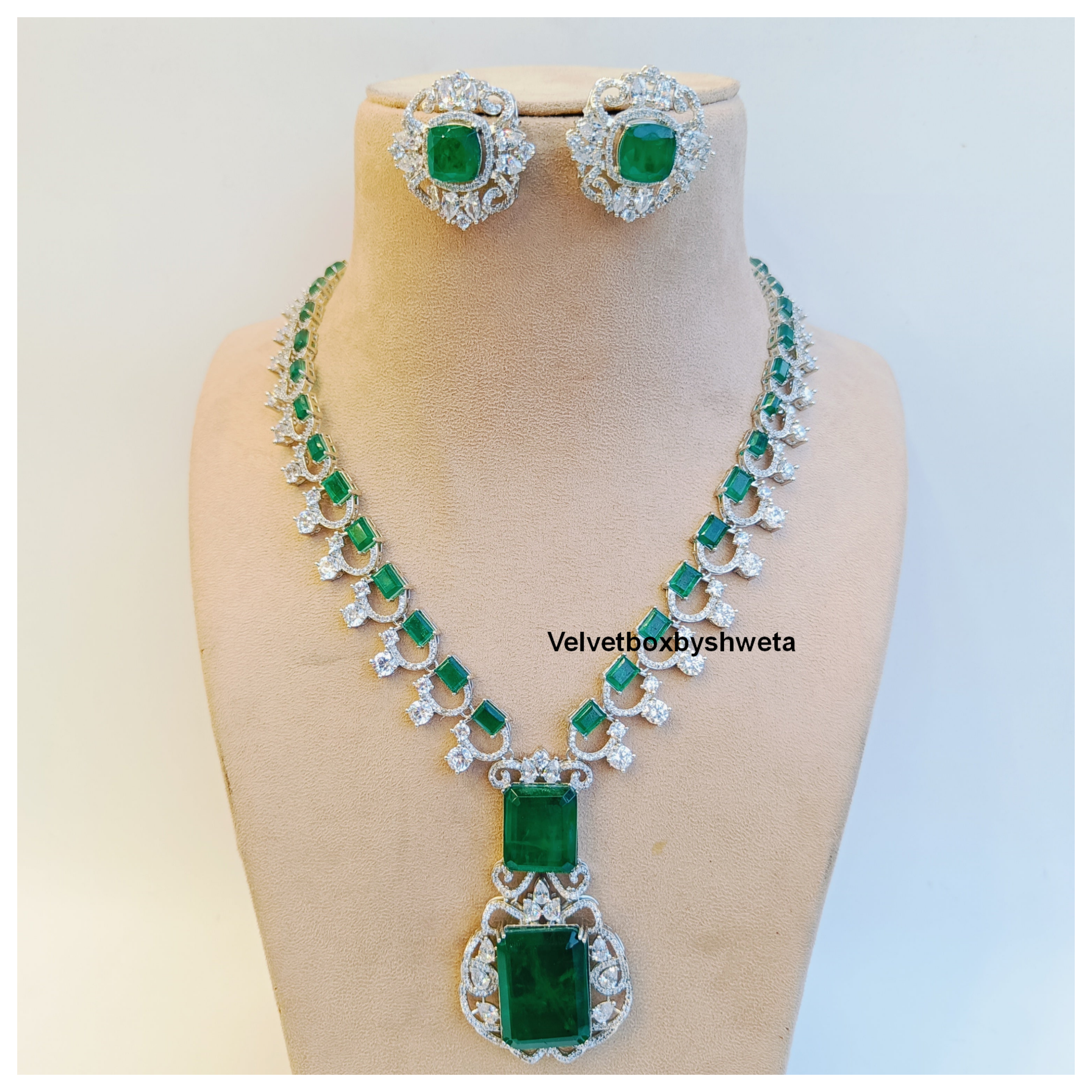 Neeta Neckpiece set with small doublet centre piece