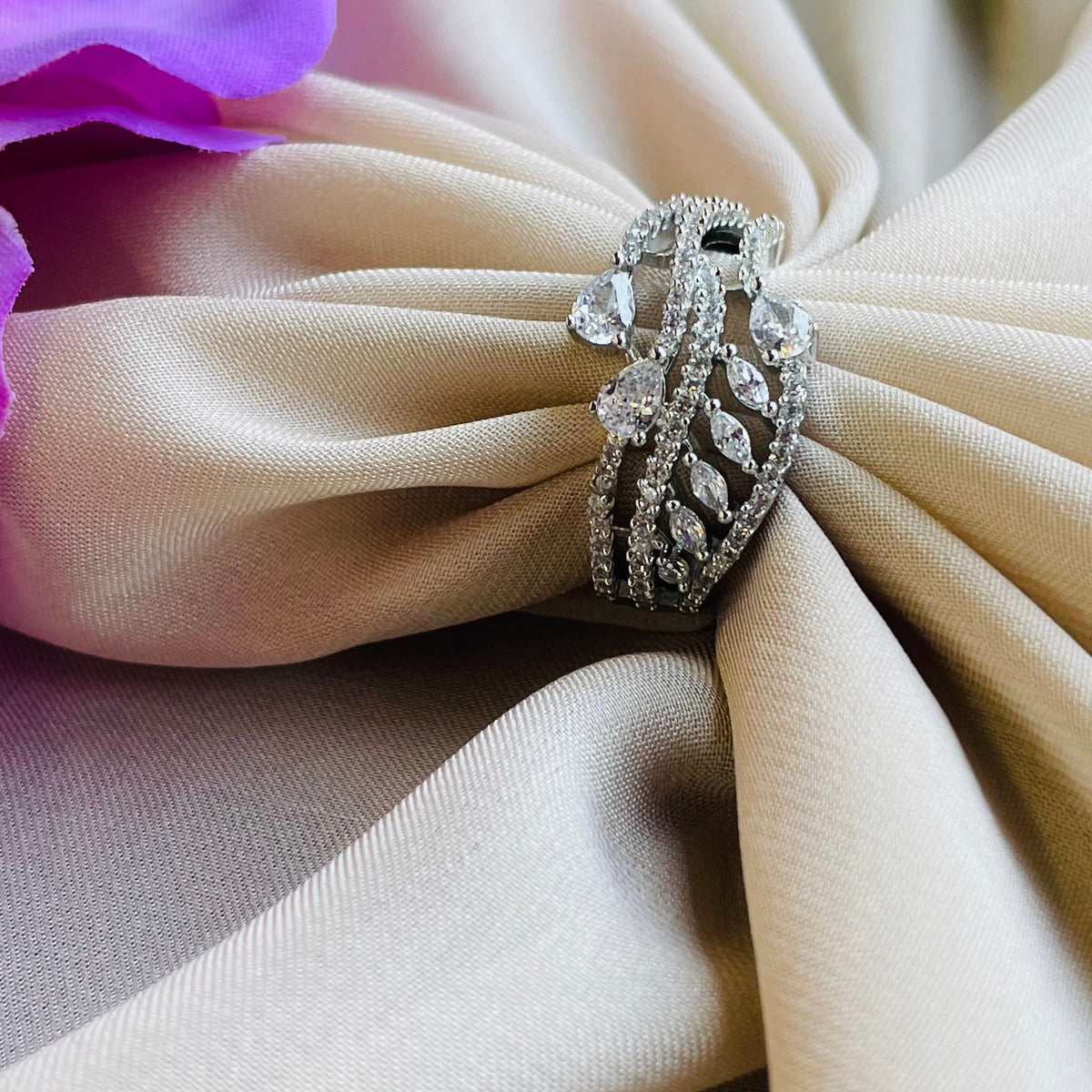 Ad Willa ring adjustable