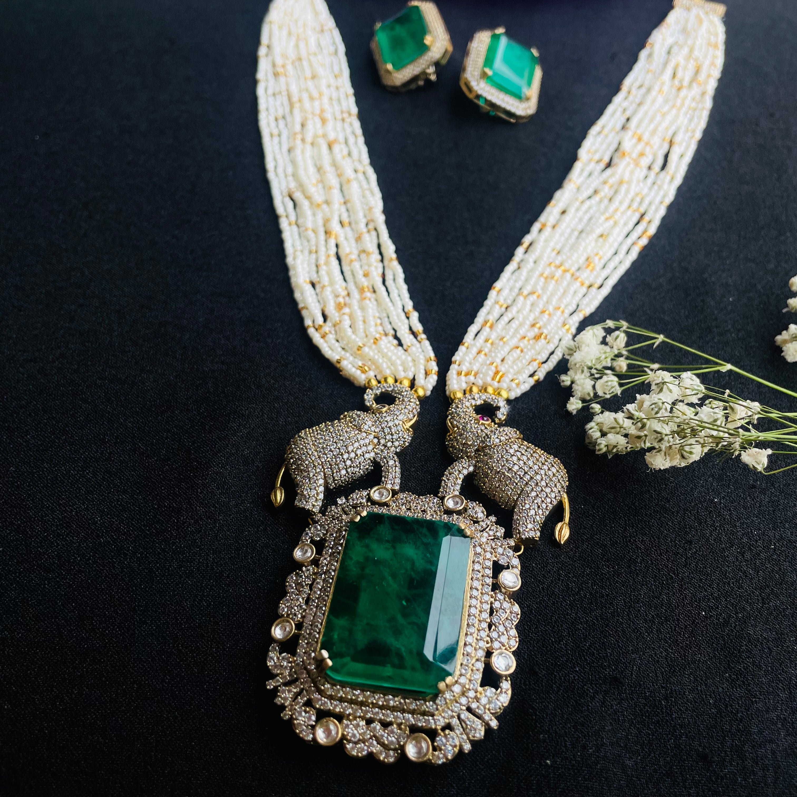 Nayaab Lottie neckpiece