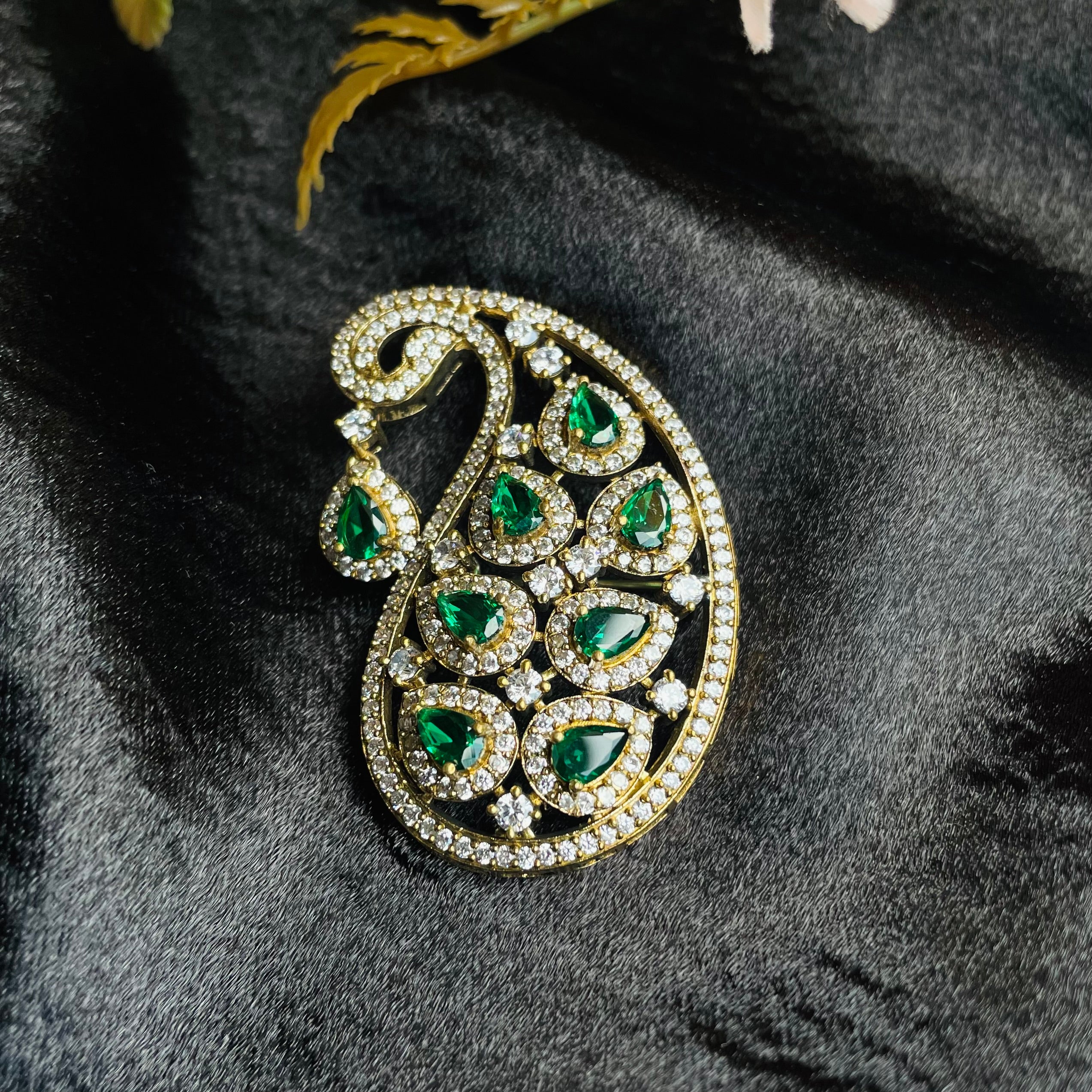 Ad Nora broach