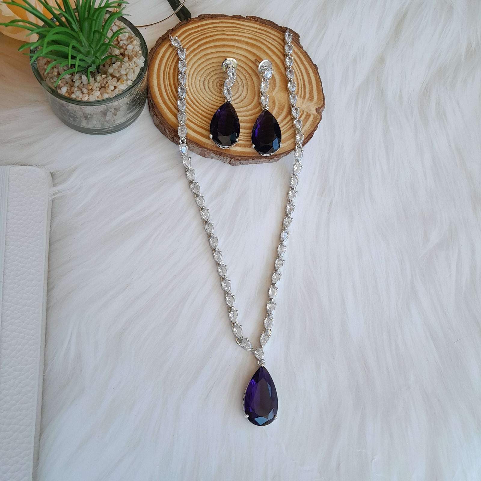 janey ad neckpiece