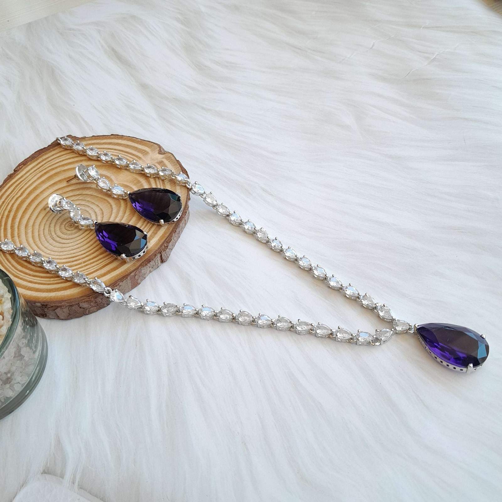 janey ad neckpiece