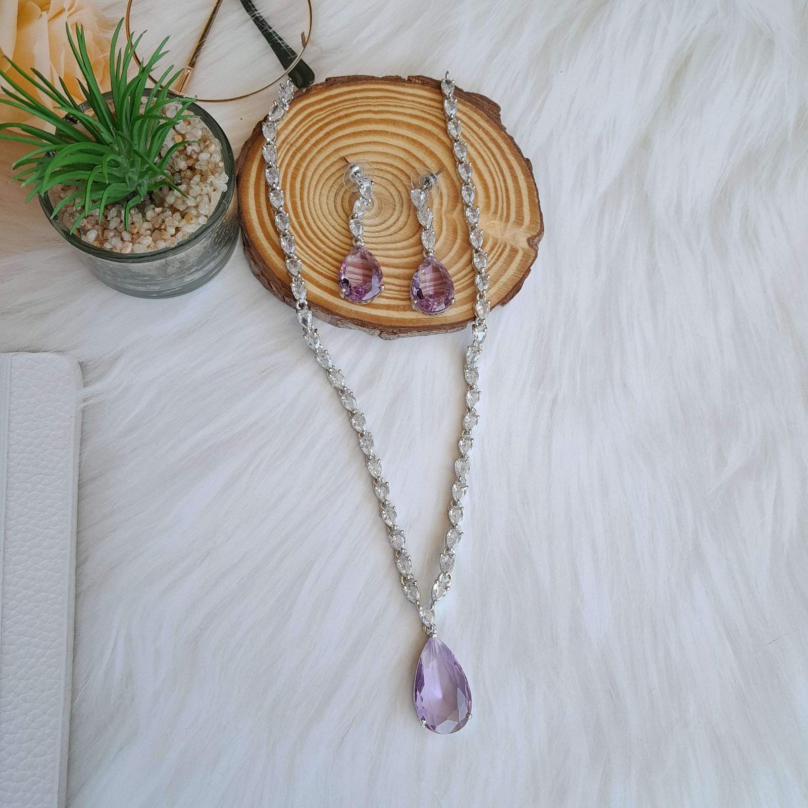 janey ad neckpiece