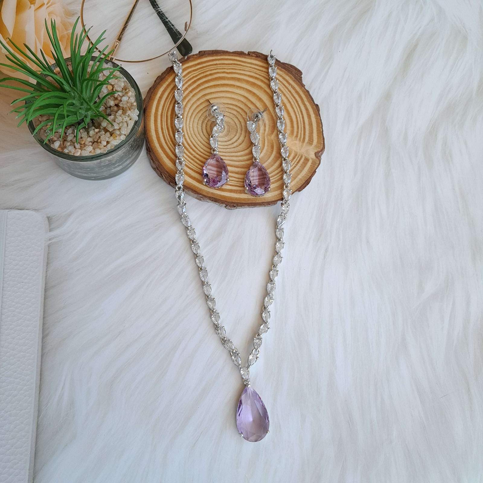 janey ad neckpiece