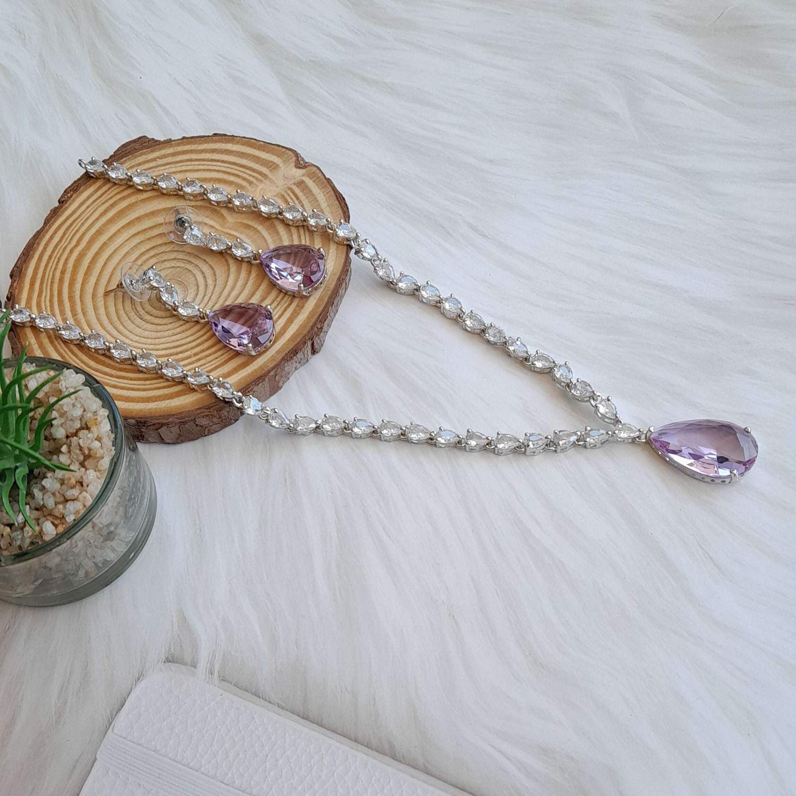 janey ad neckpiece