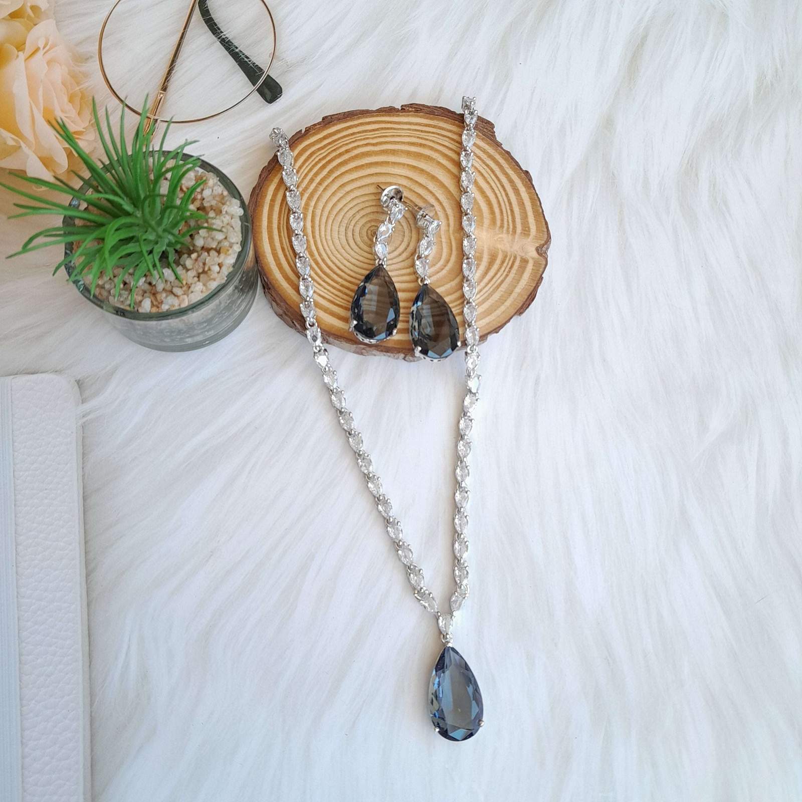 janey ad neckpiece