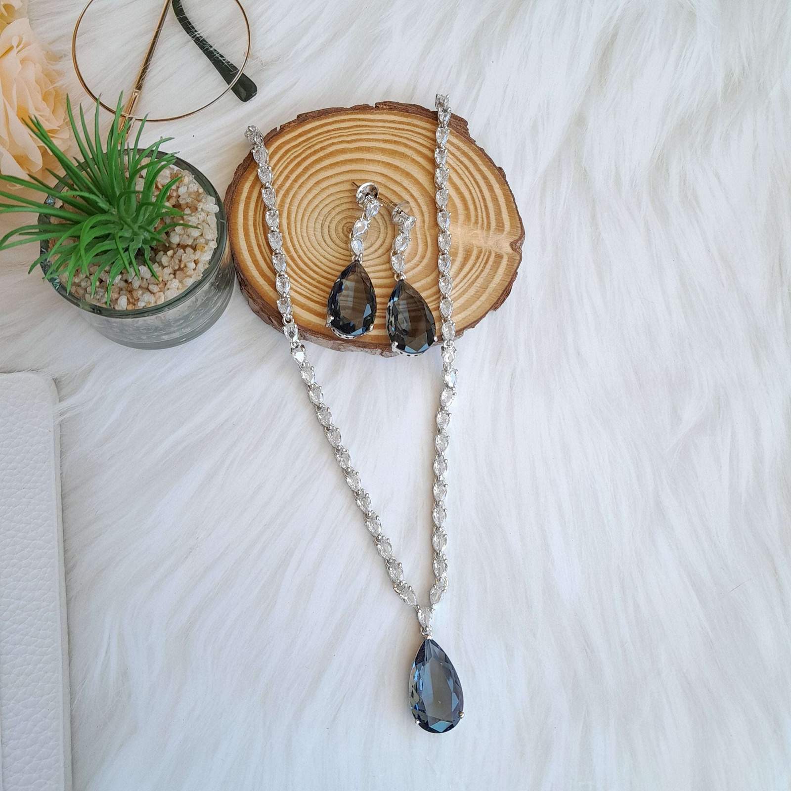 janey ad neckpiece