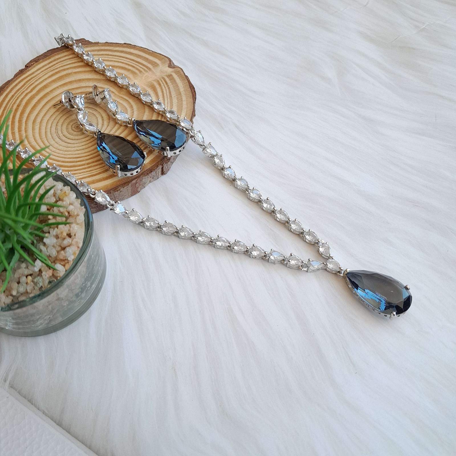 janey ad neckpiece
