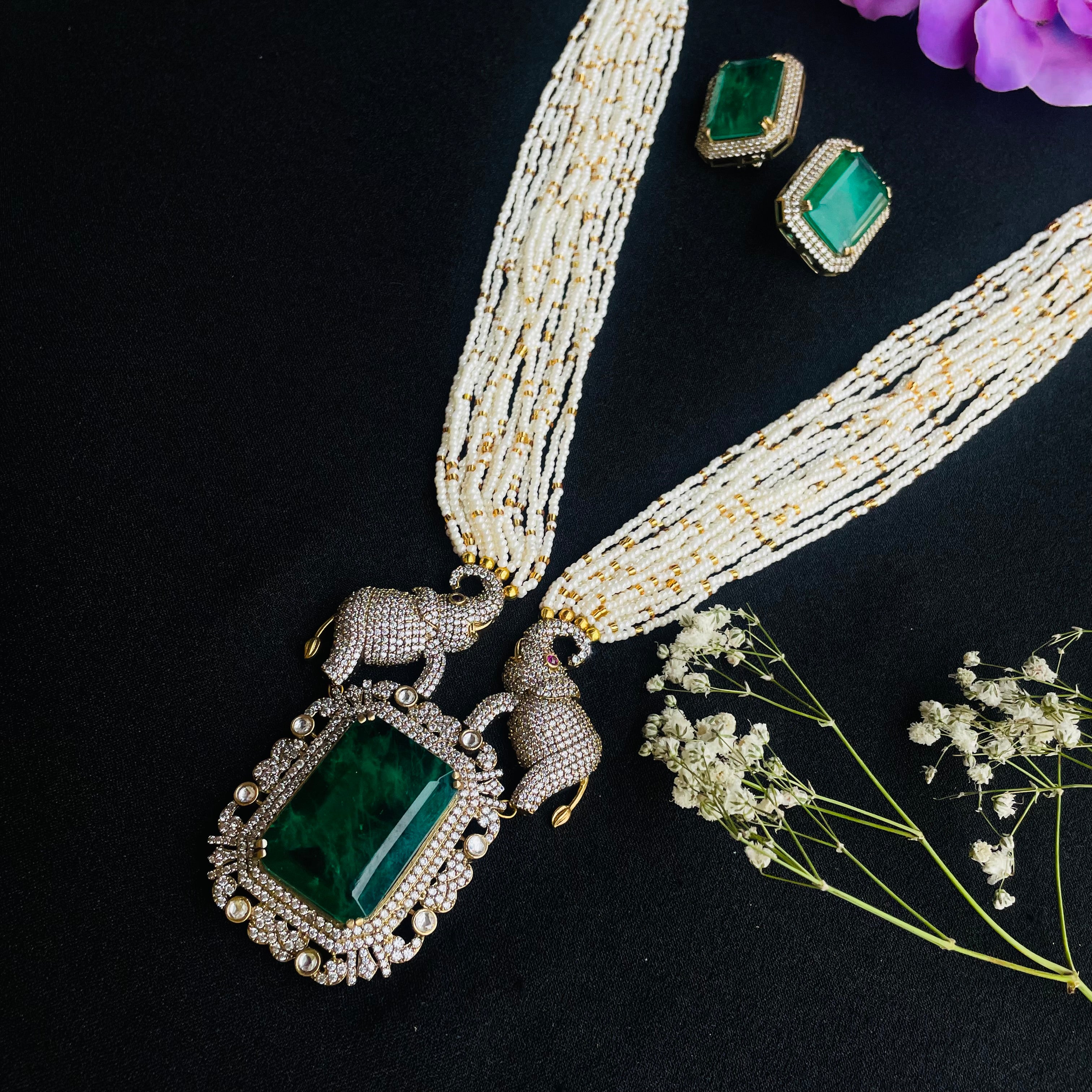 Nayaab Lottie neckpiece