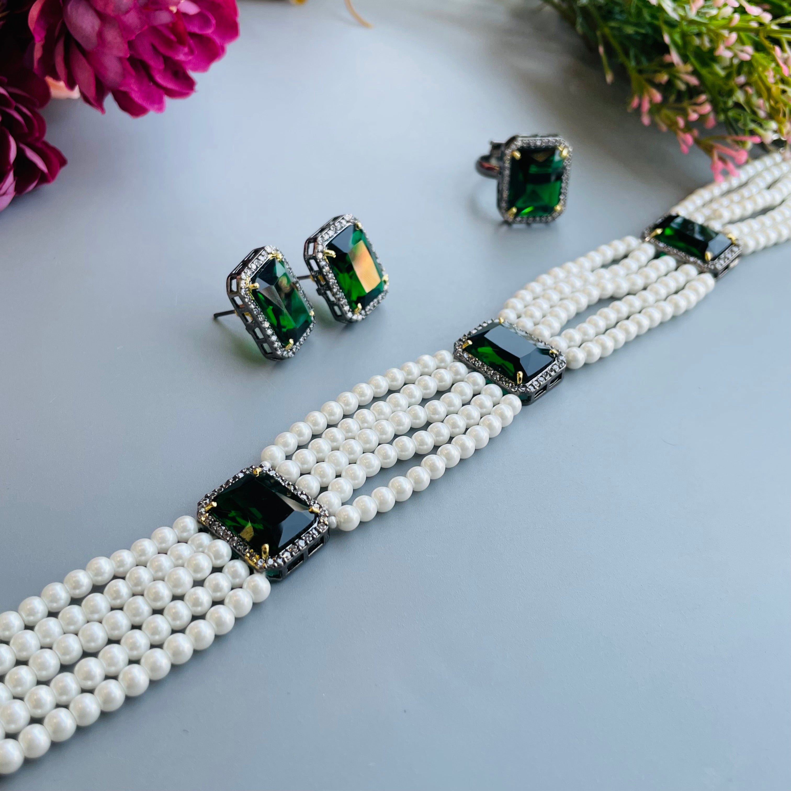 Ad Olivia Pearl Choker