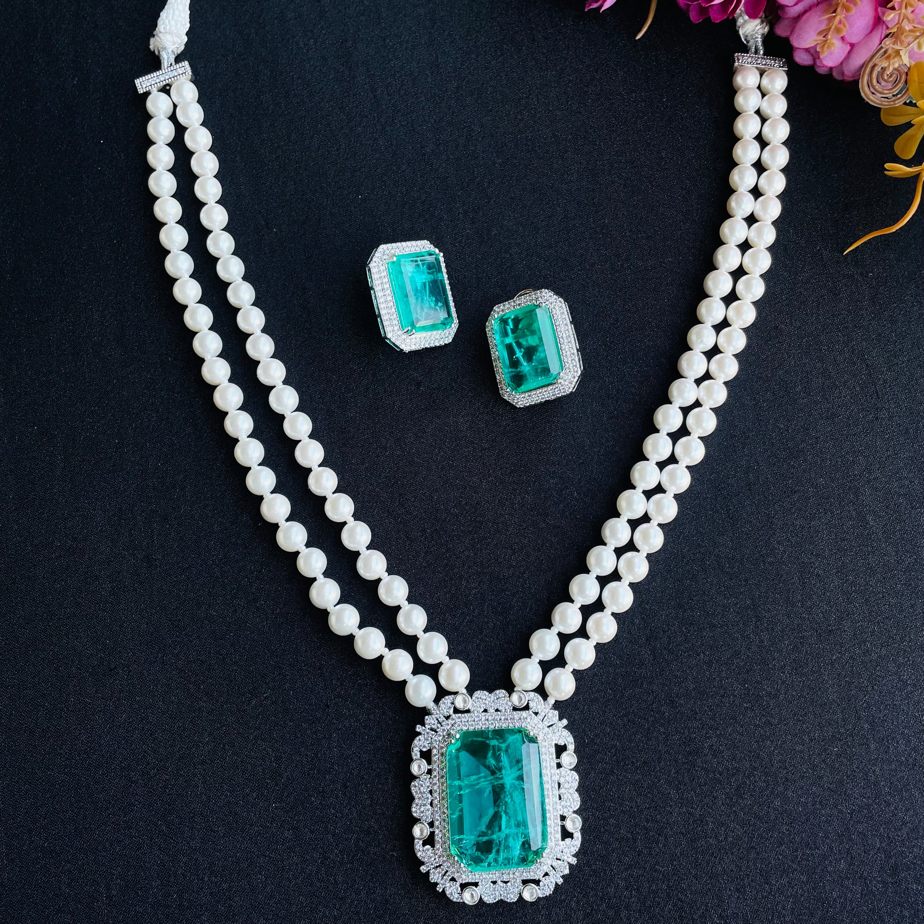 ad naomi neckpiece