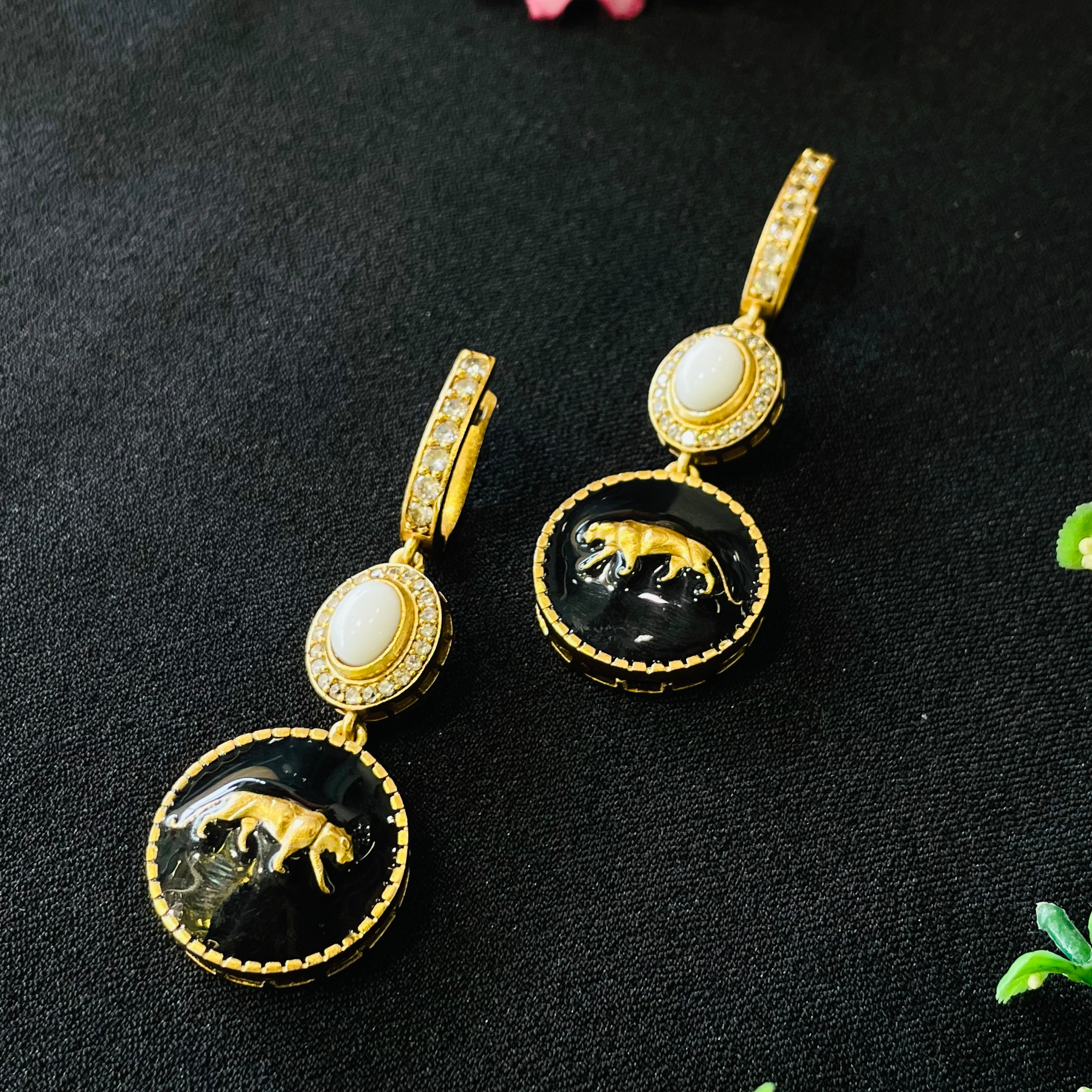 Nayaab Viral Pendant Neckpiece