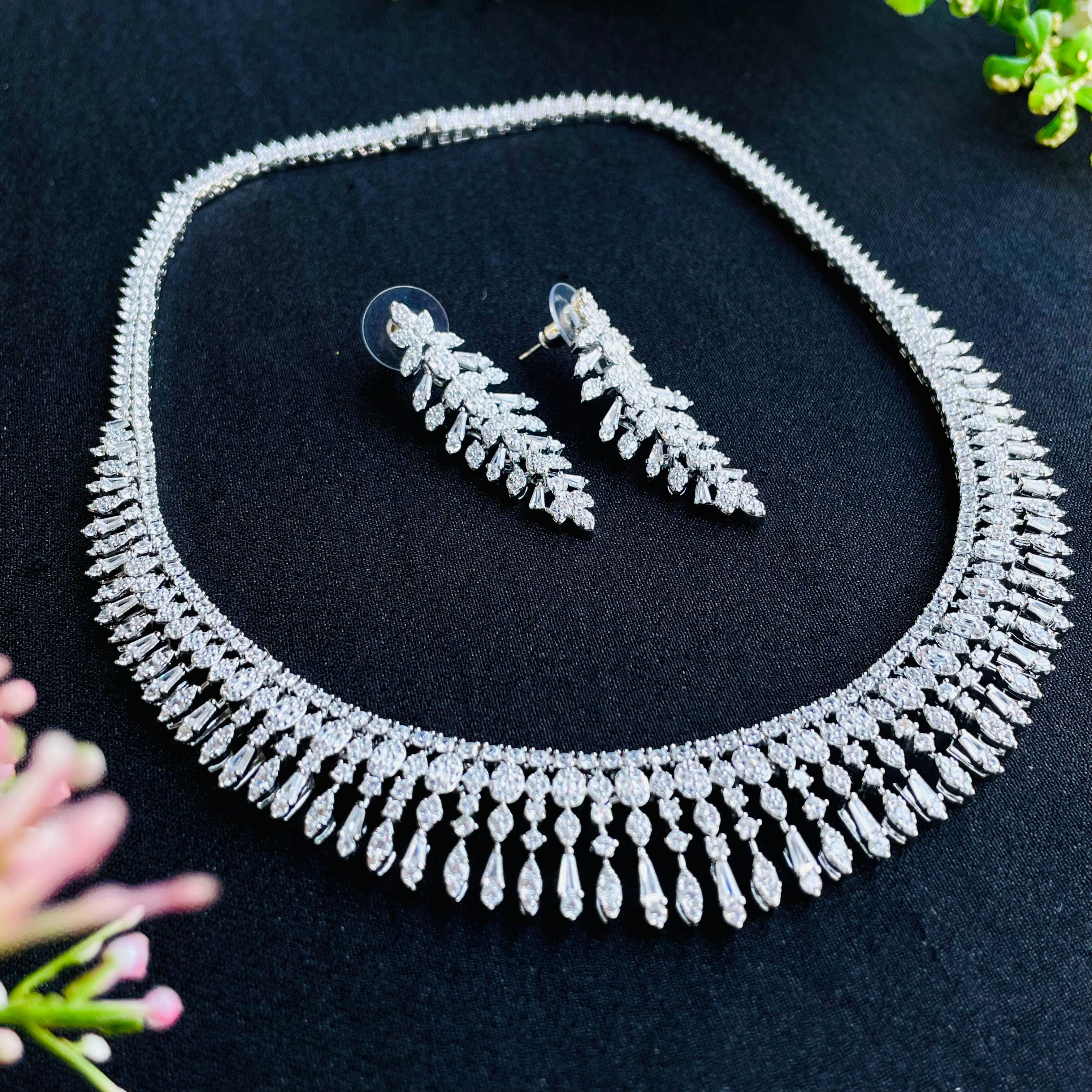 Ad clara neckpiece