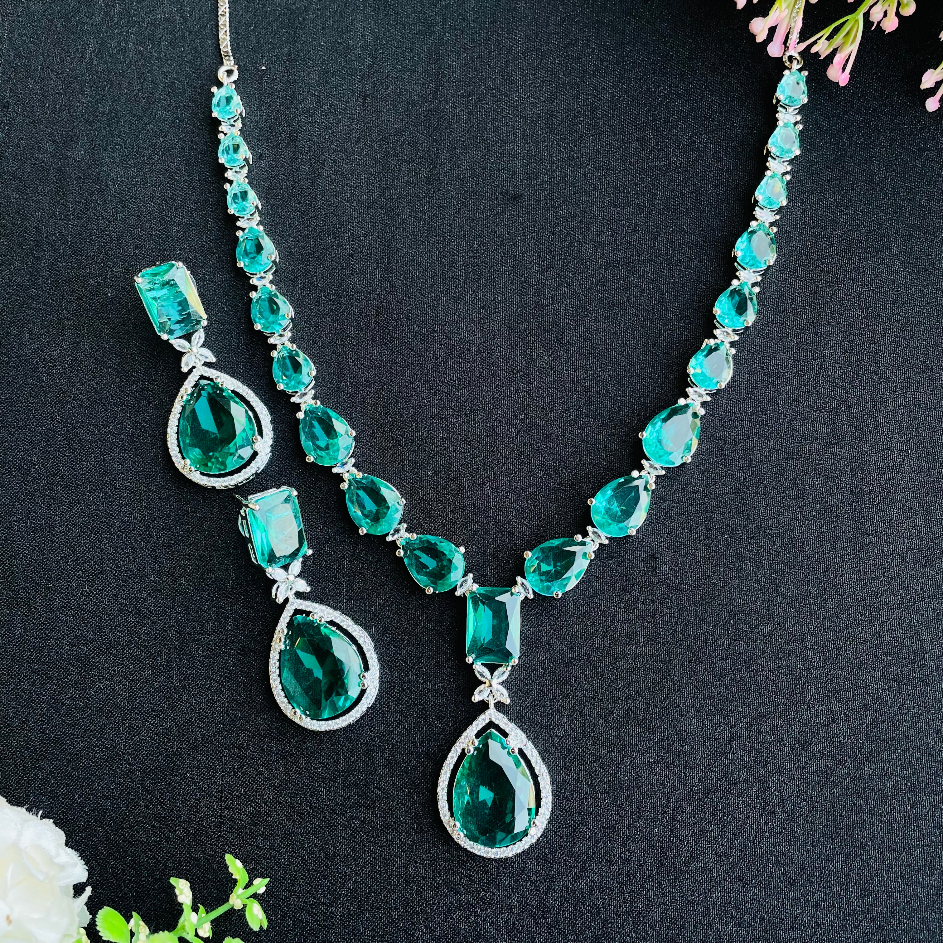 kiara emerald ad Neckpiece