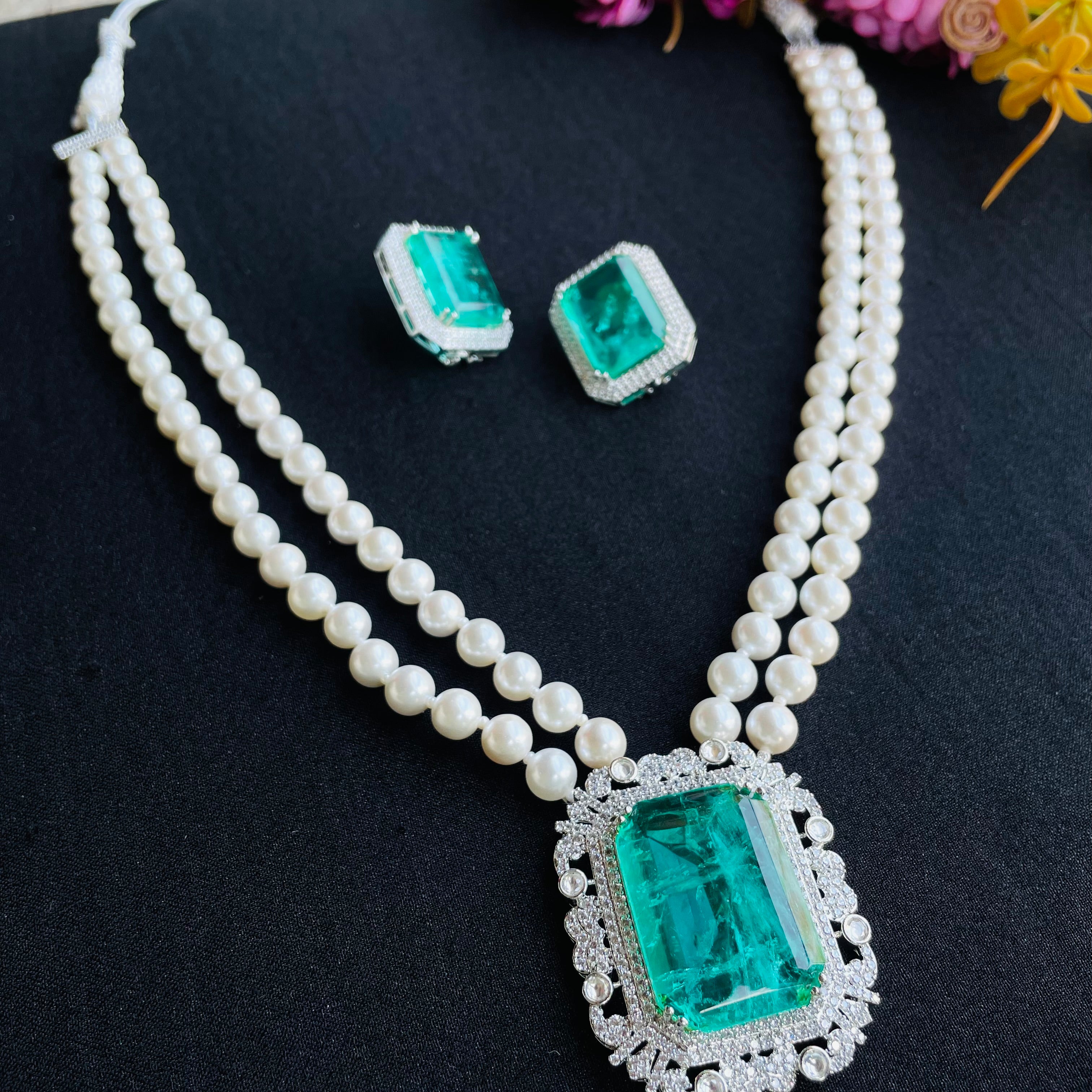 ad naomi neckpiece