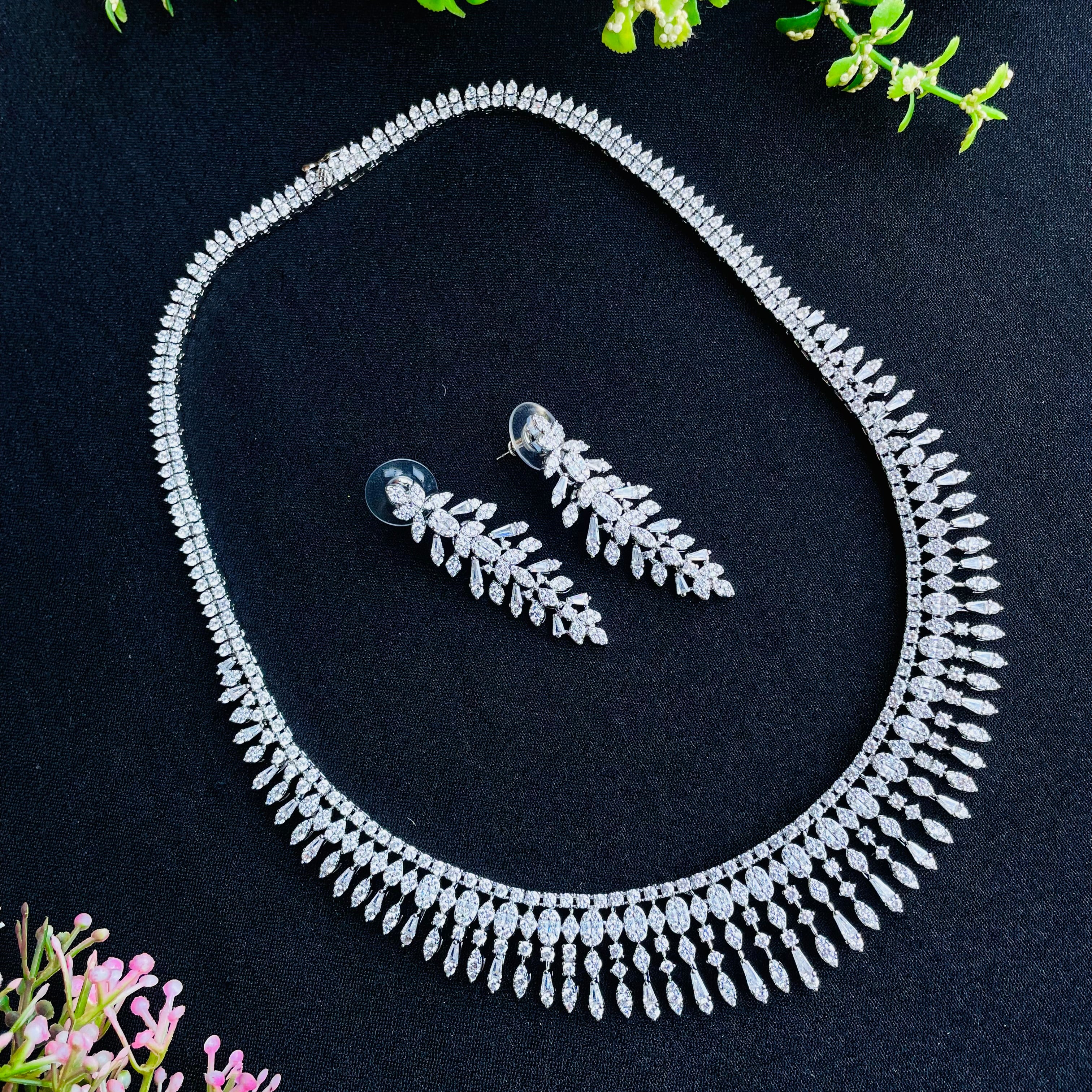 Ad clara neckpiece