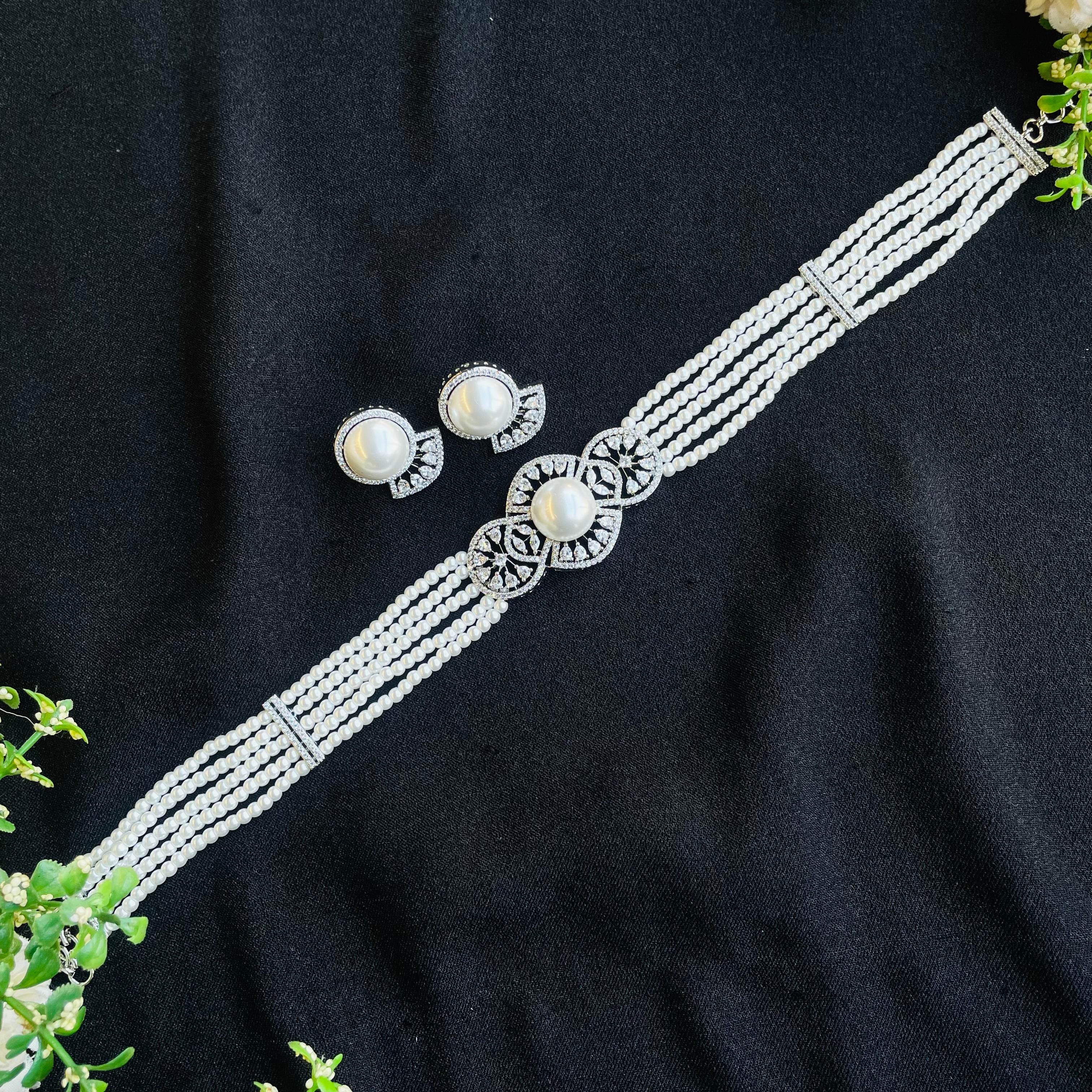 Ad Nayeli Pearl Choker