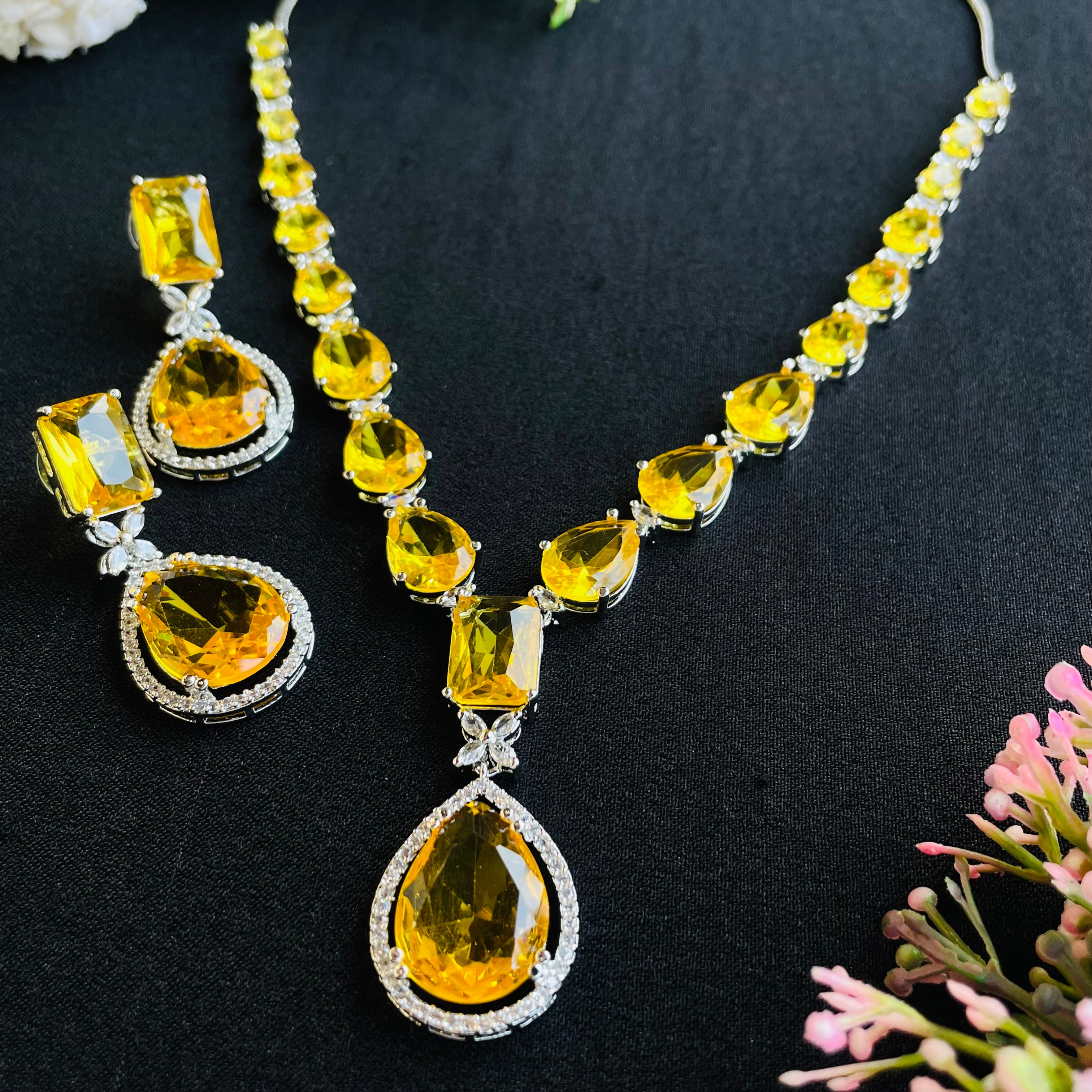 kiara emerald ad Neckpiece