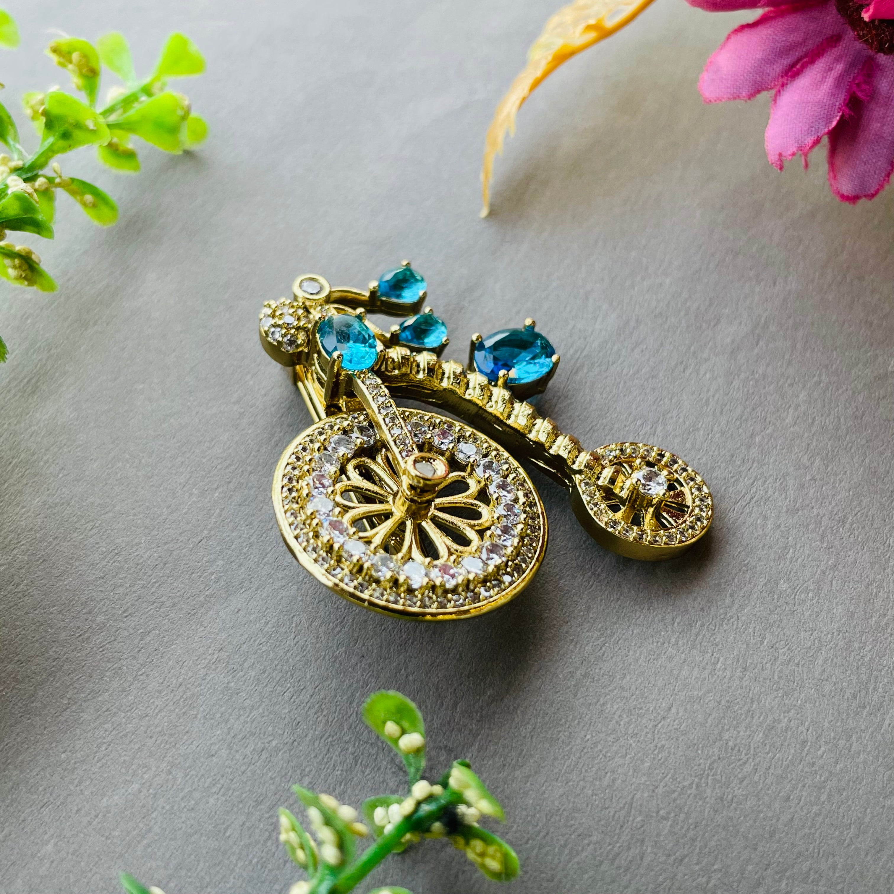 Nayaab Brielle brooch