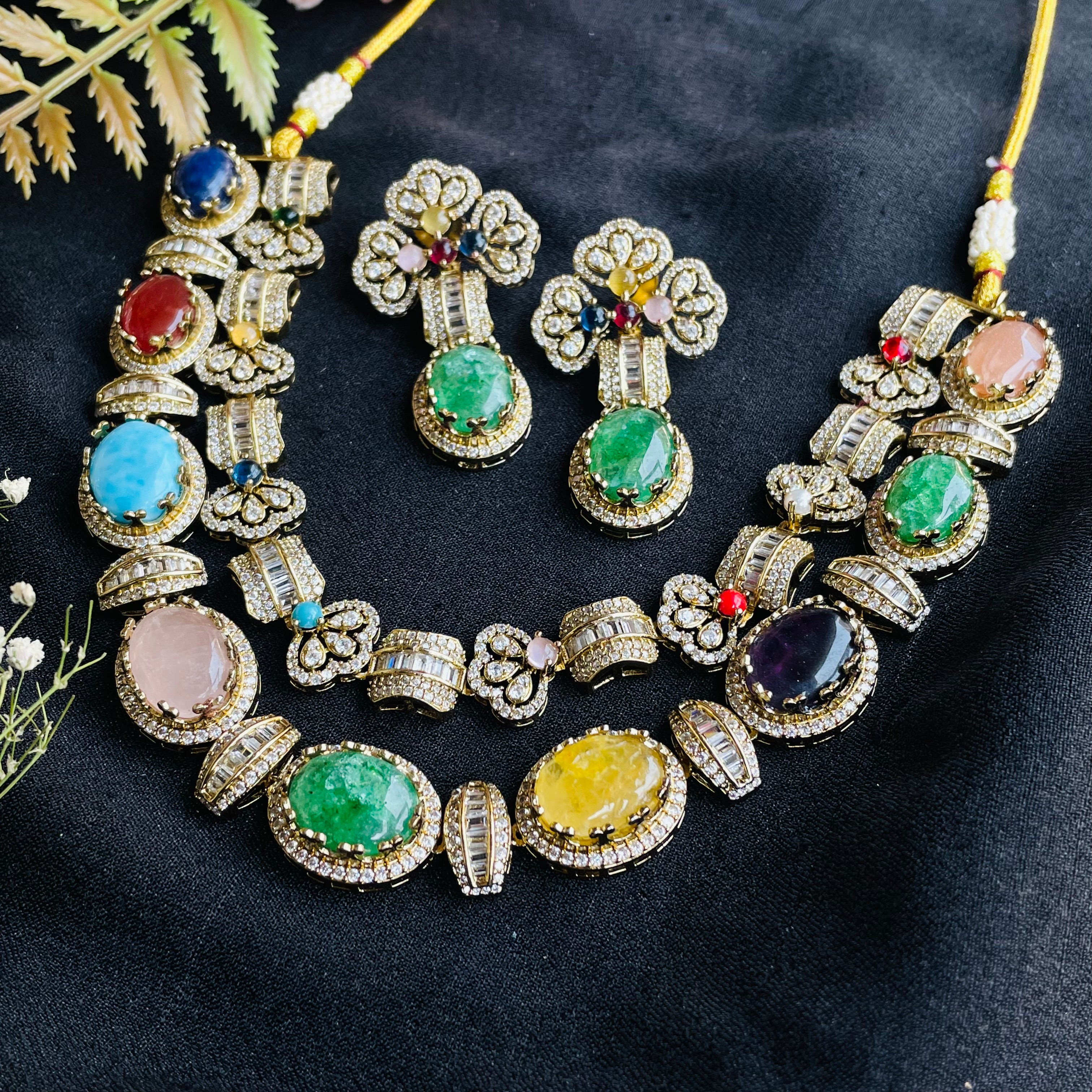 Nayaab Bessie neckpiece