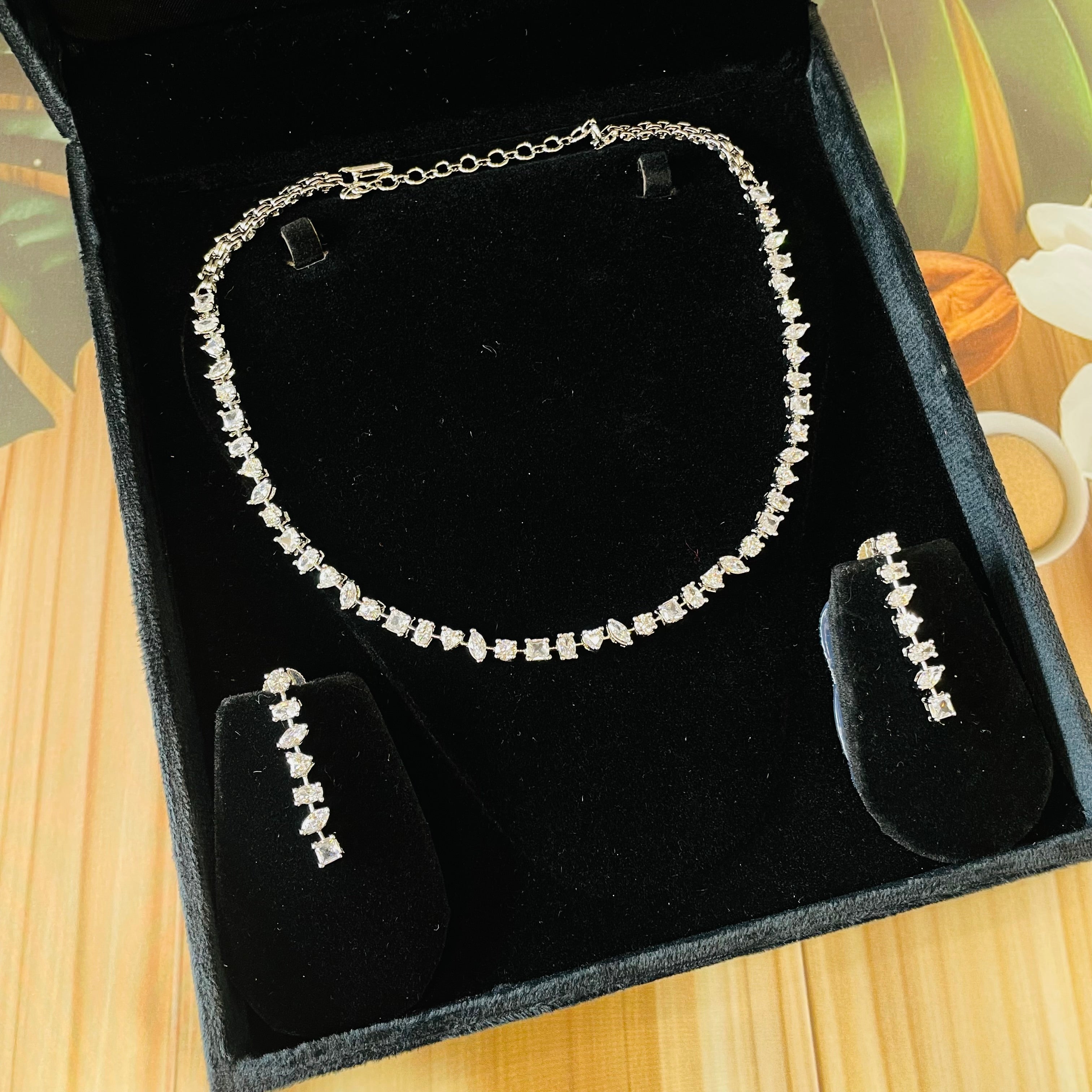 Ad Scarlett Neckpiece