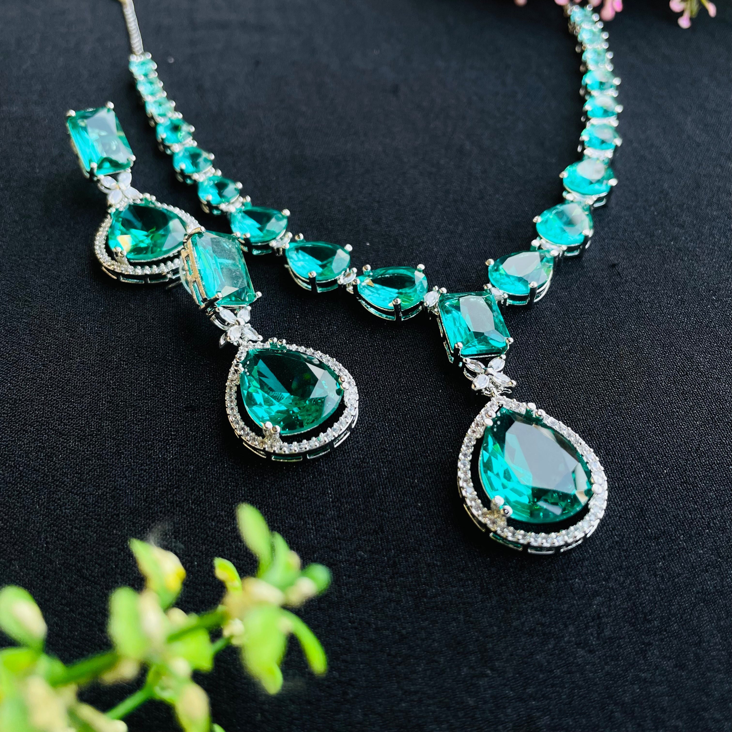 kiara emerald ad Neckpiece