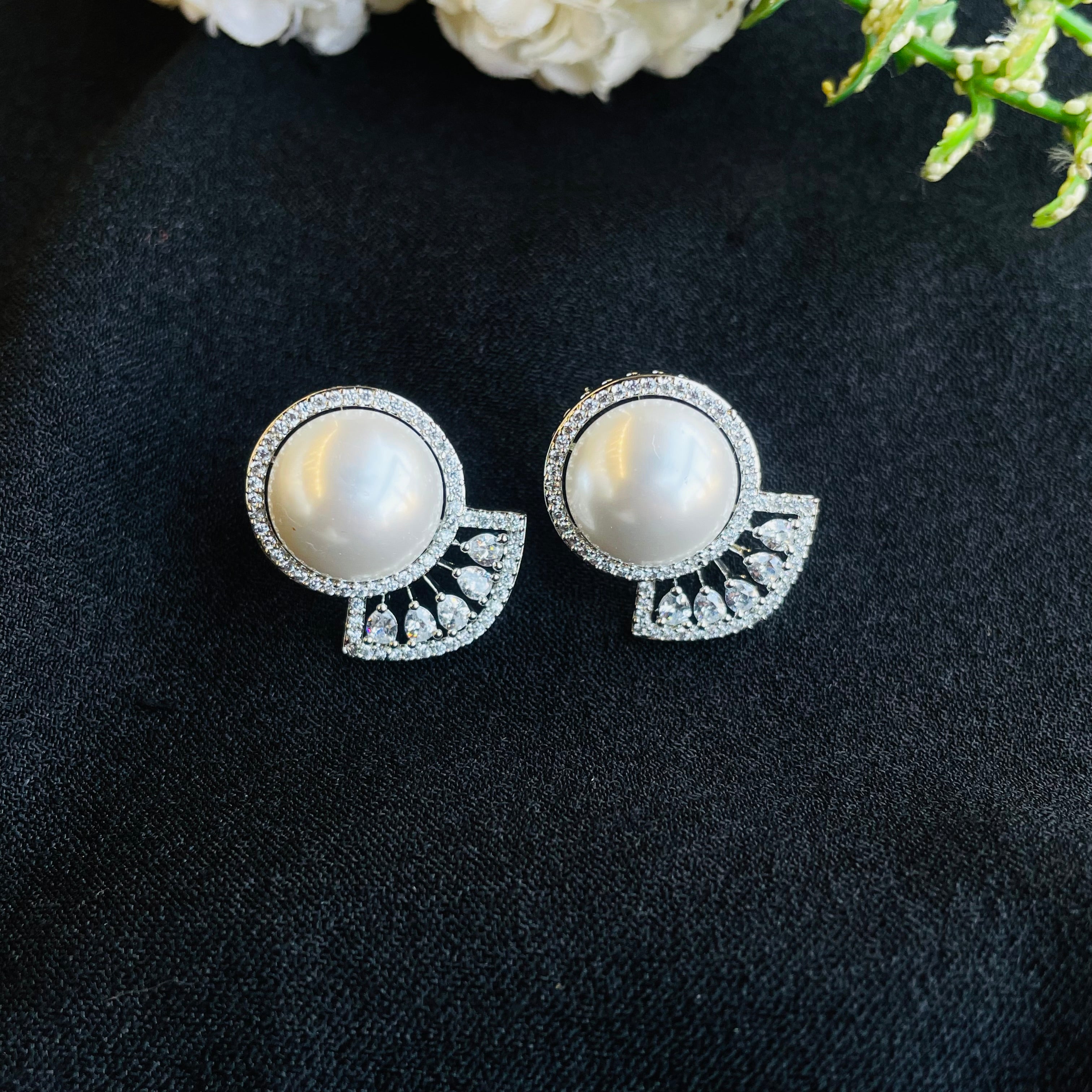 Ad Nayeli Pearl Choker