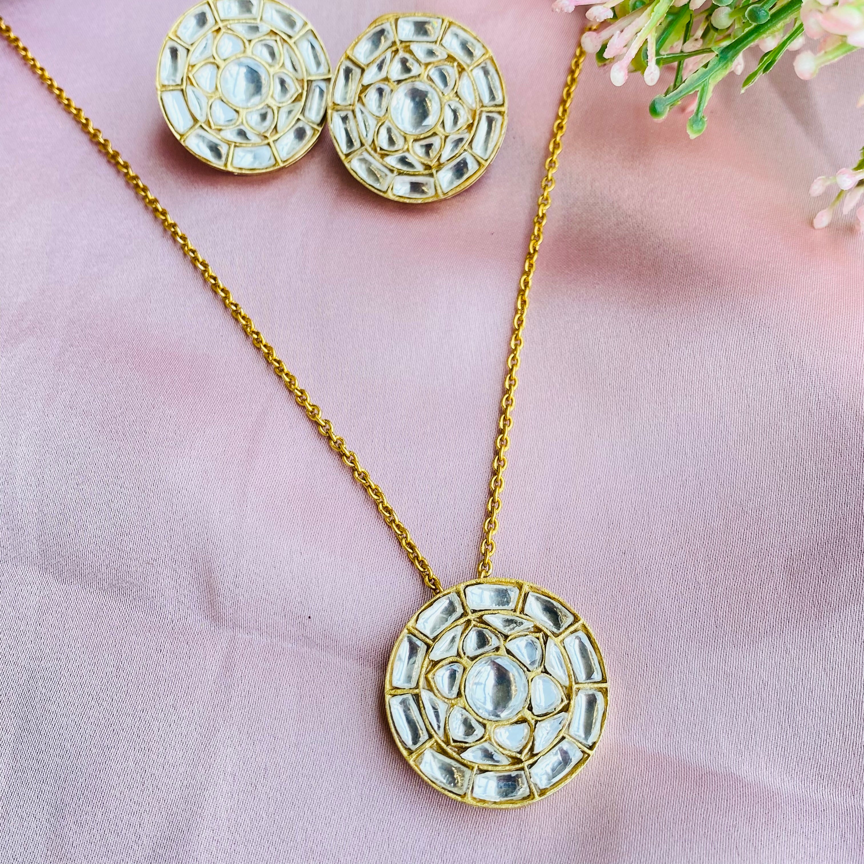 Nayaab kirti pendant