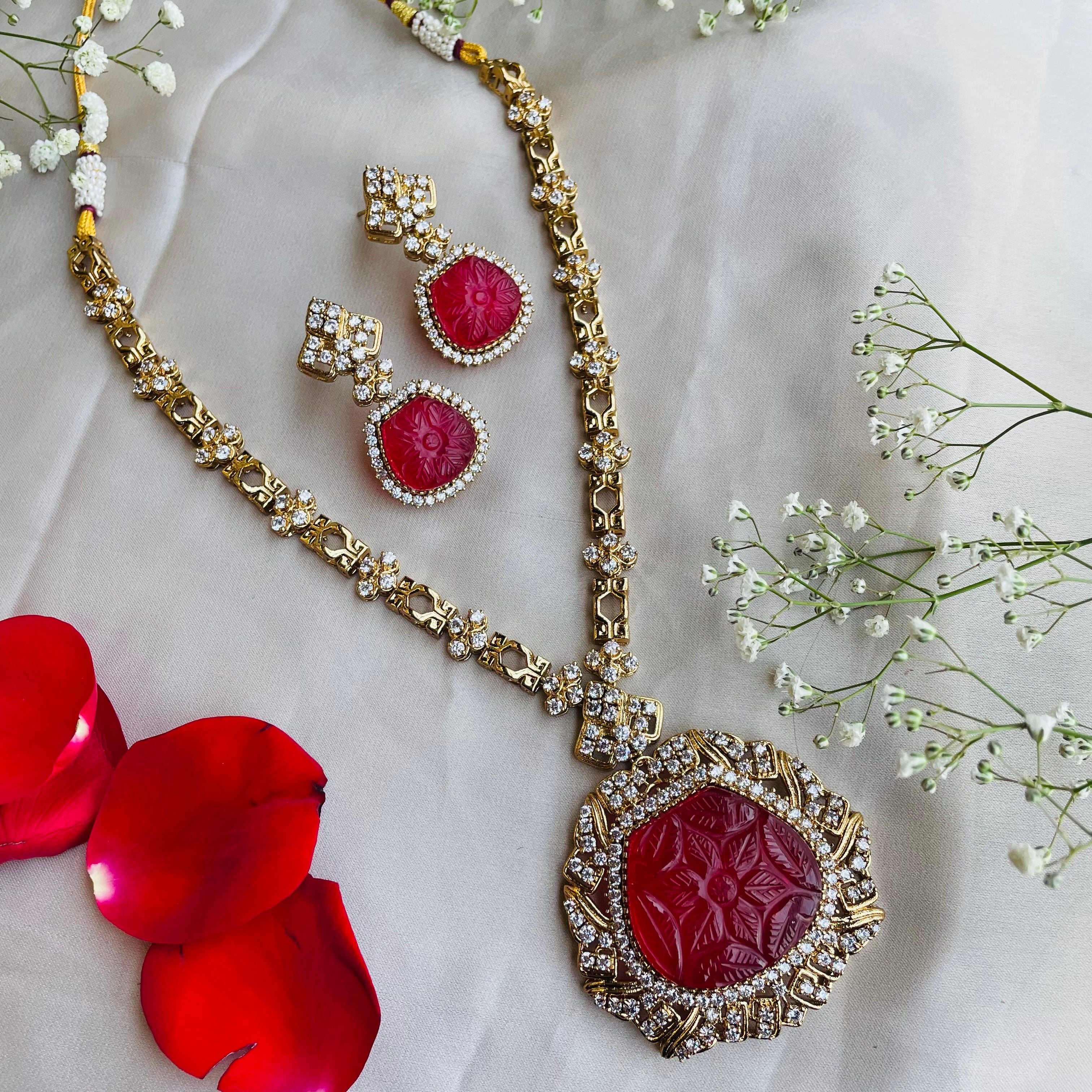 Nayaab Varnika neckpiece