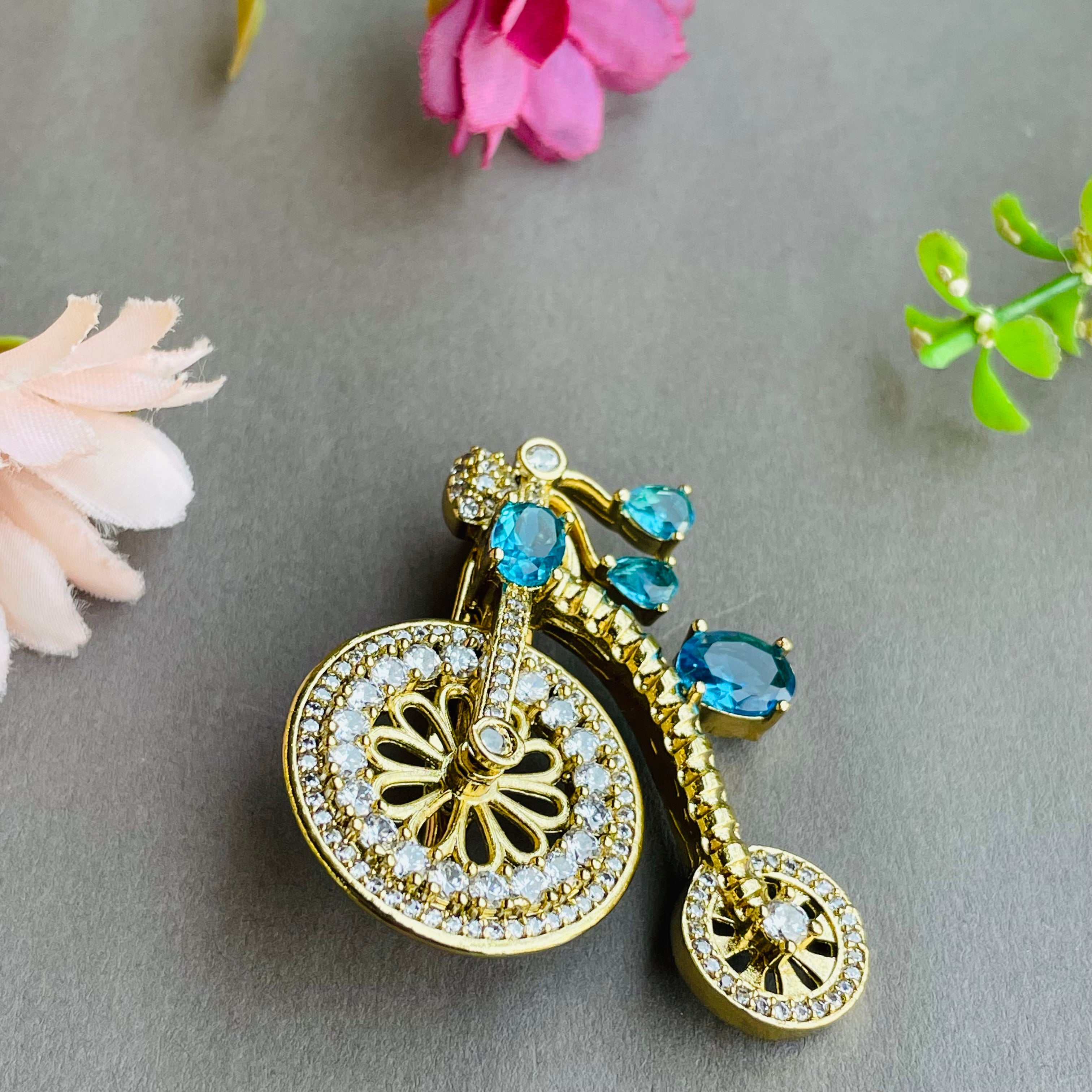 Nayaab Brielle brooch