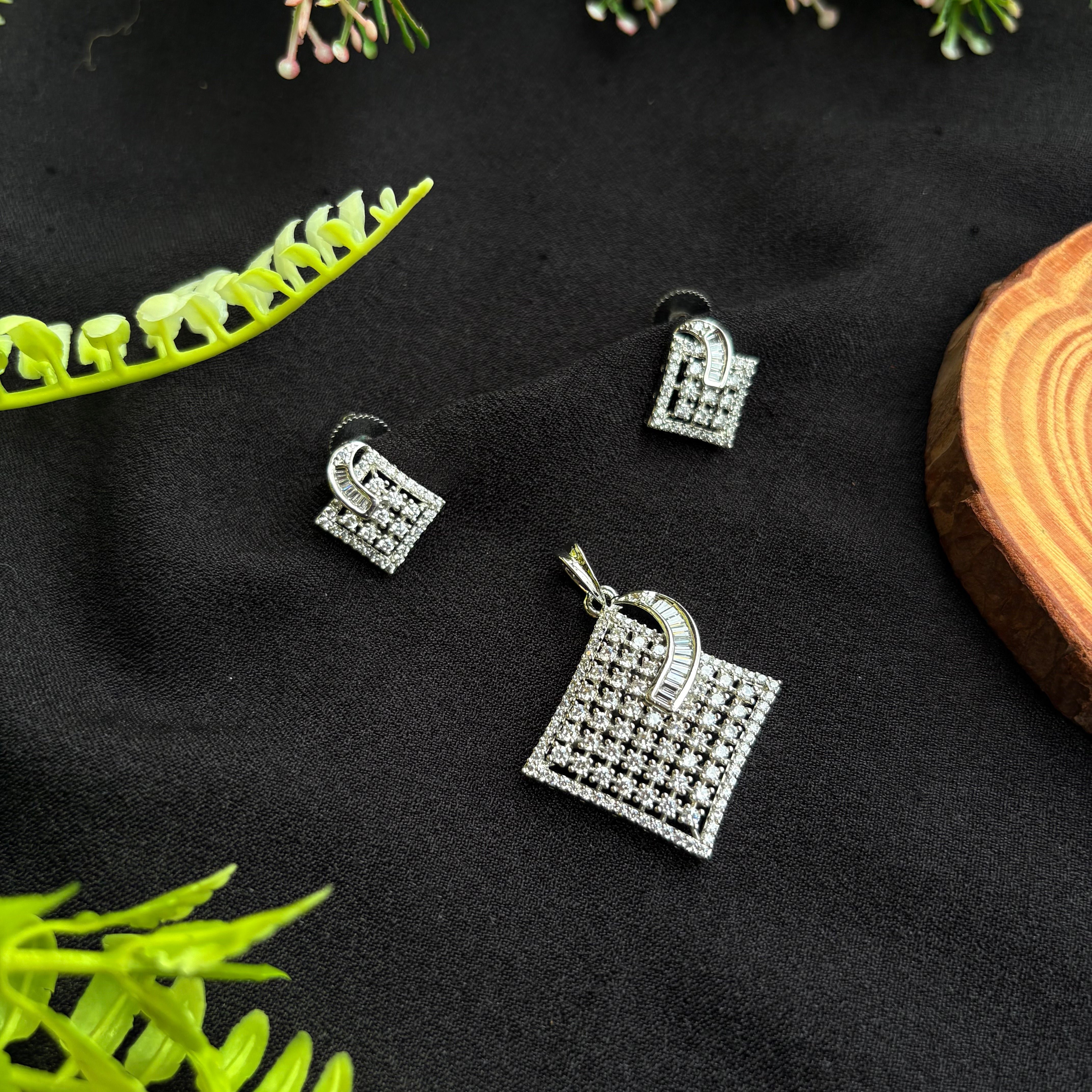 Aakriti Pendant Set