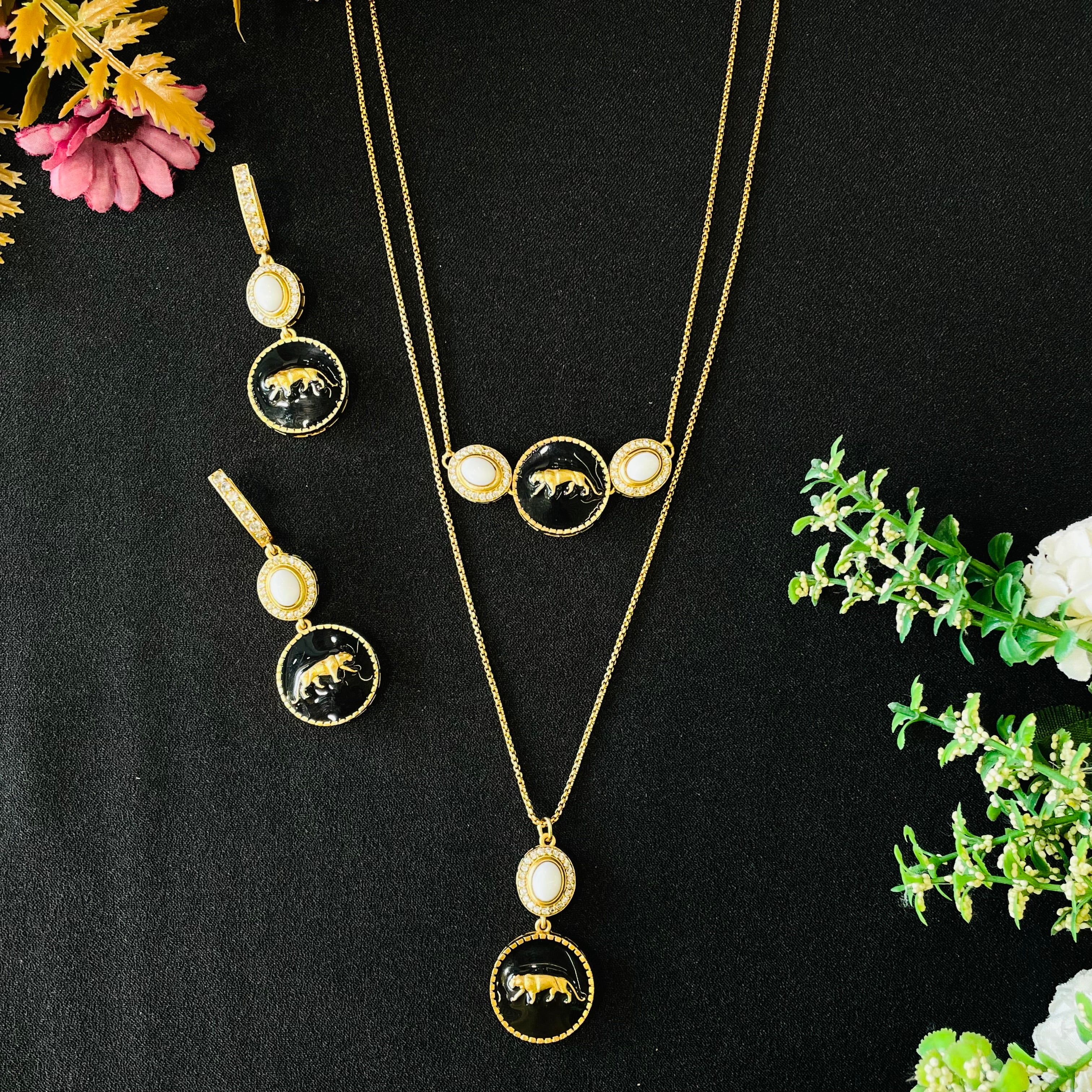 Nayaab Viral Pendant Neckpiece