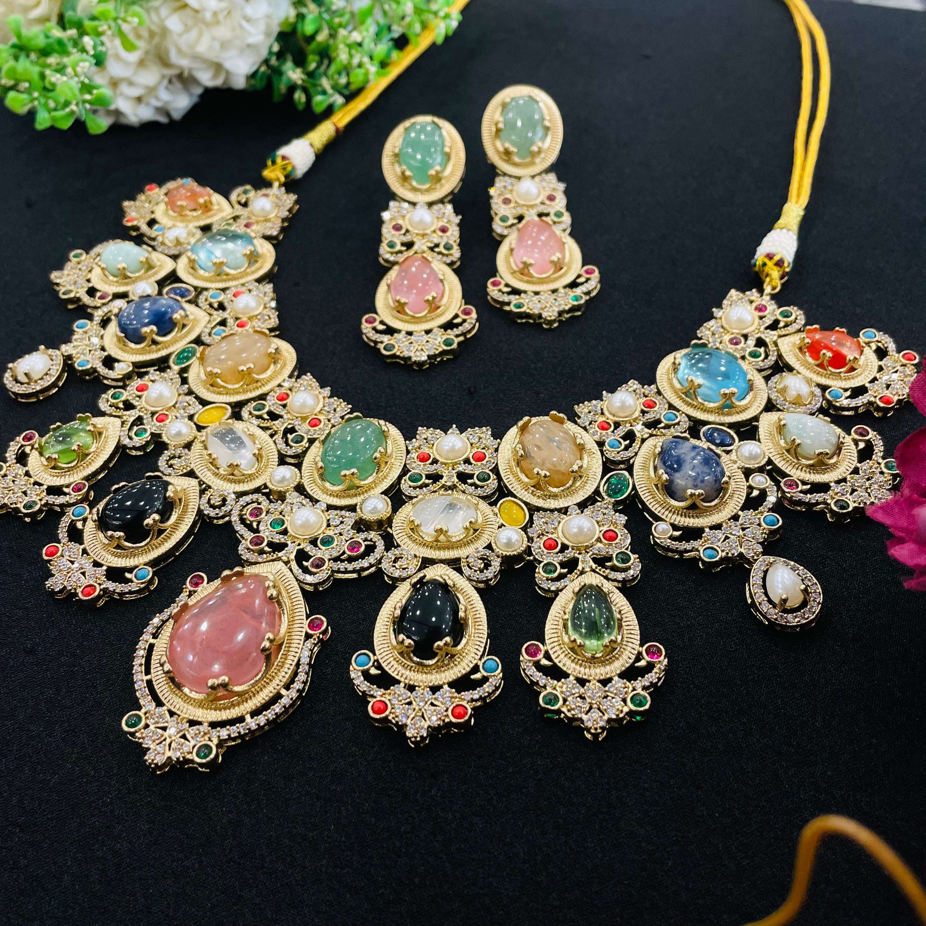 Nayaab Naavya neckpiece