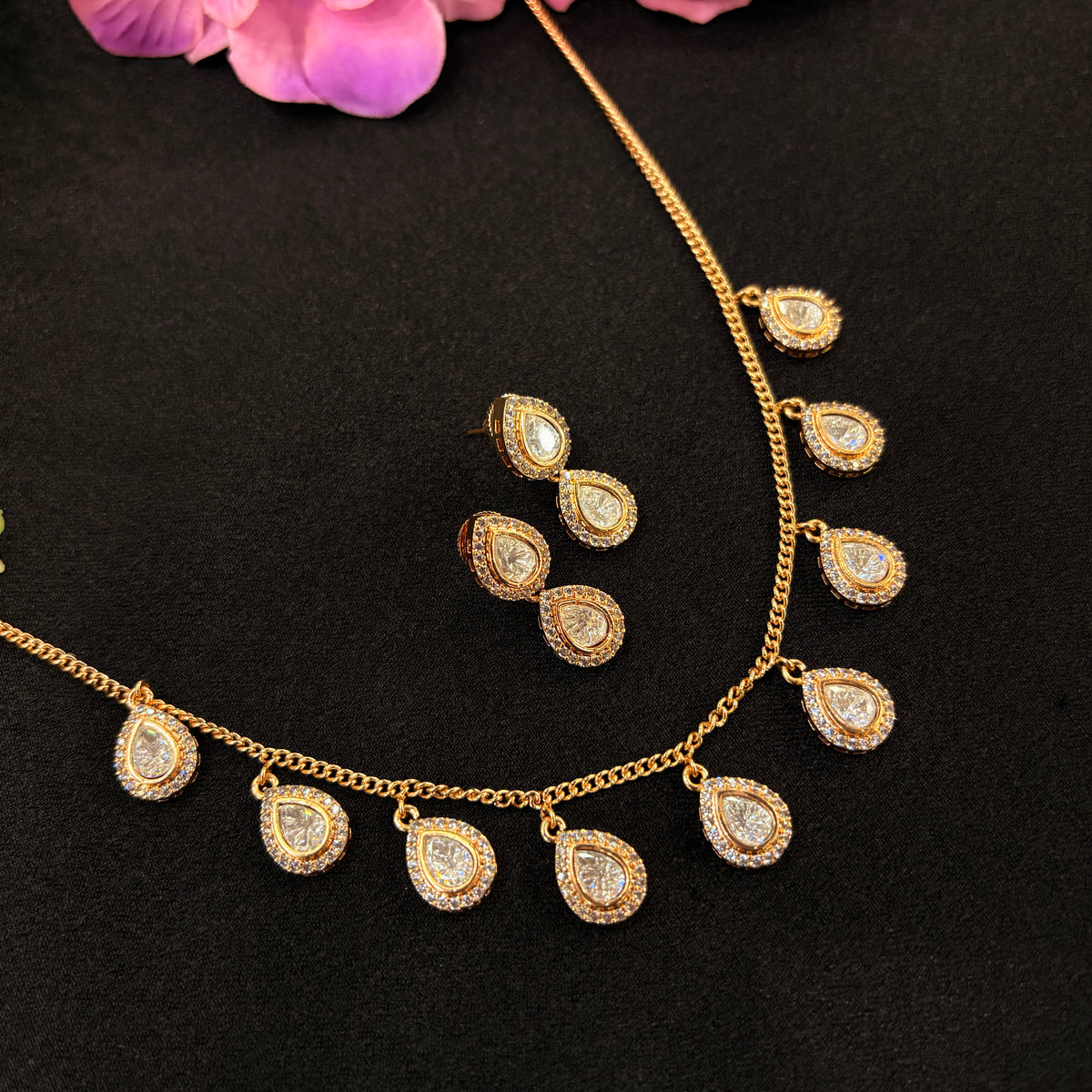 Zareen Teardrop Neckpiece