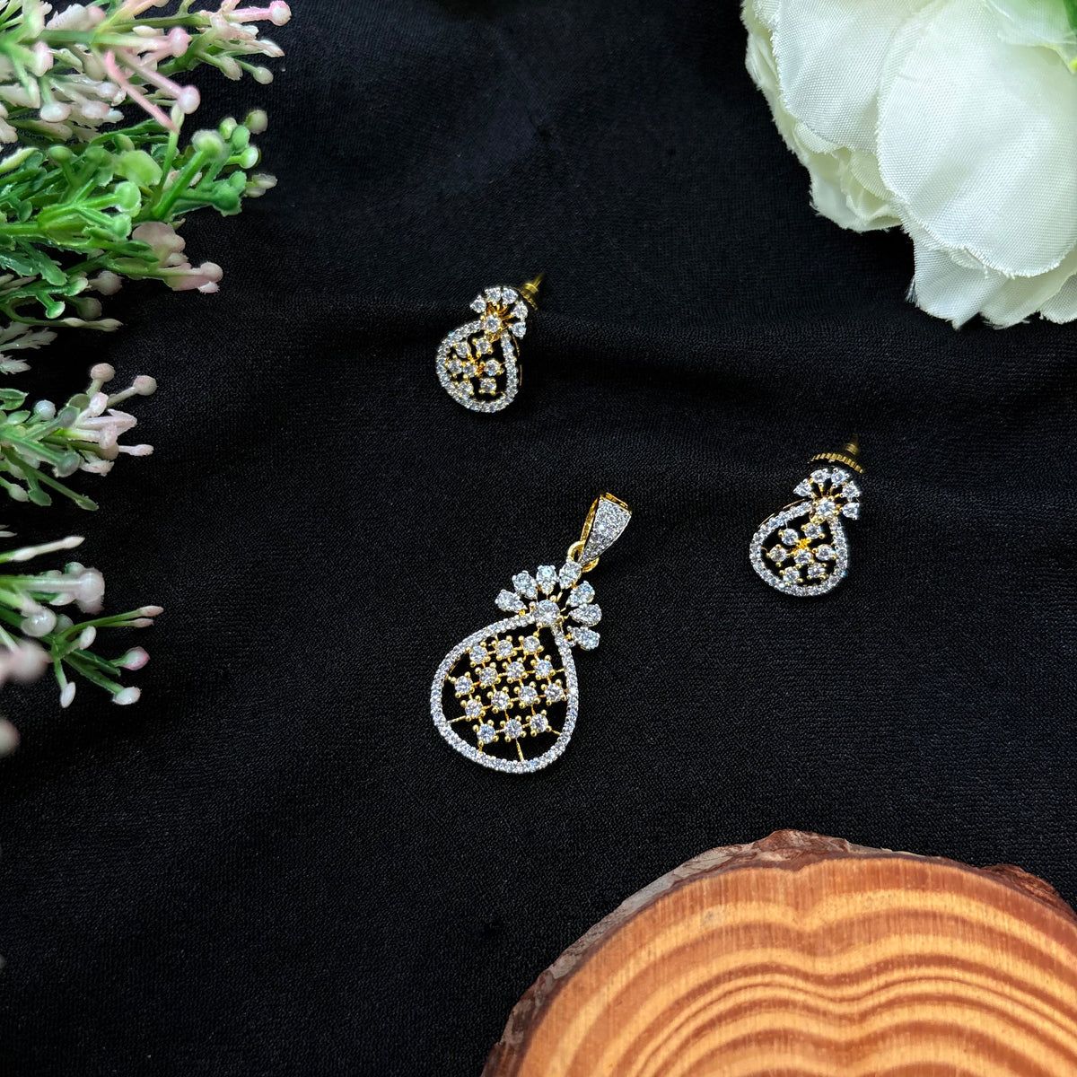 Avelia Pendant Set