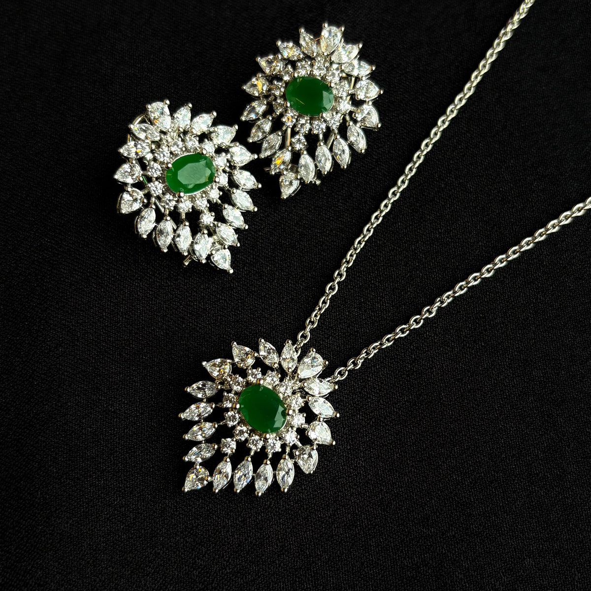 Aarohi Emerald Bloom Pendant Set