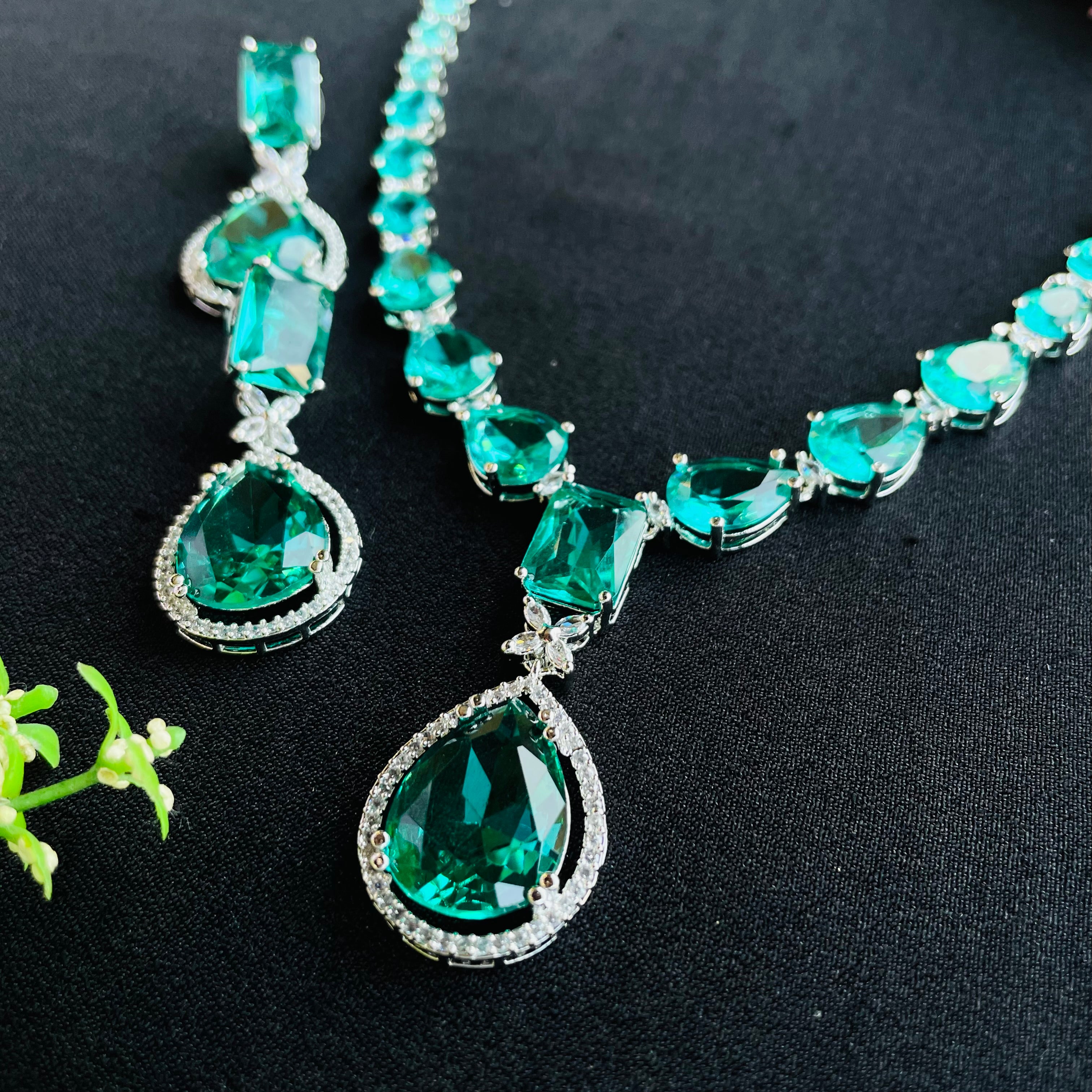 kiara emerald ad Neckpiece