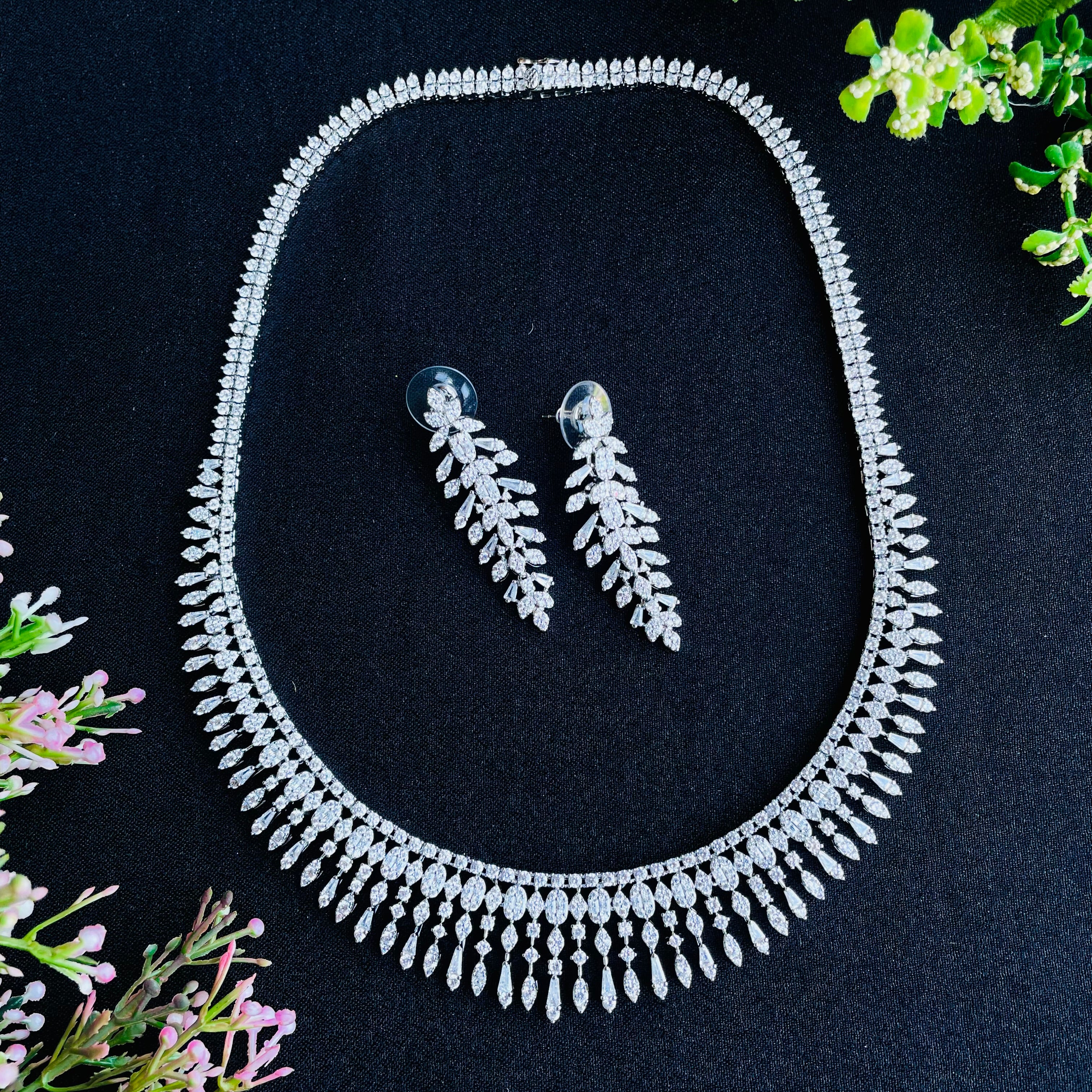 Ad clara neckpiece