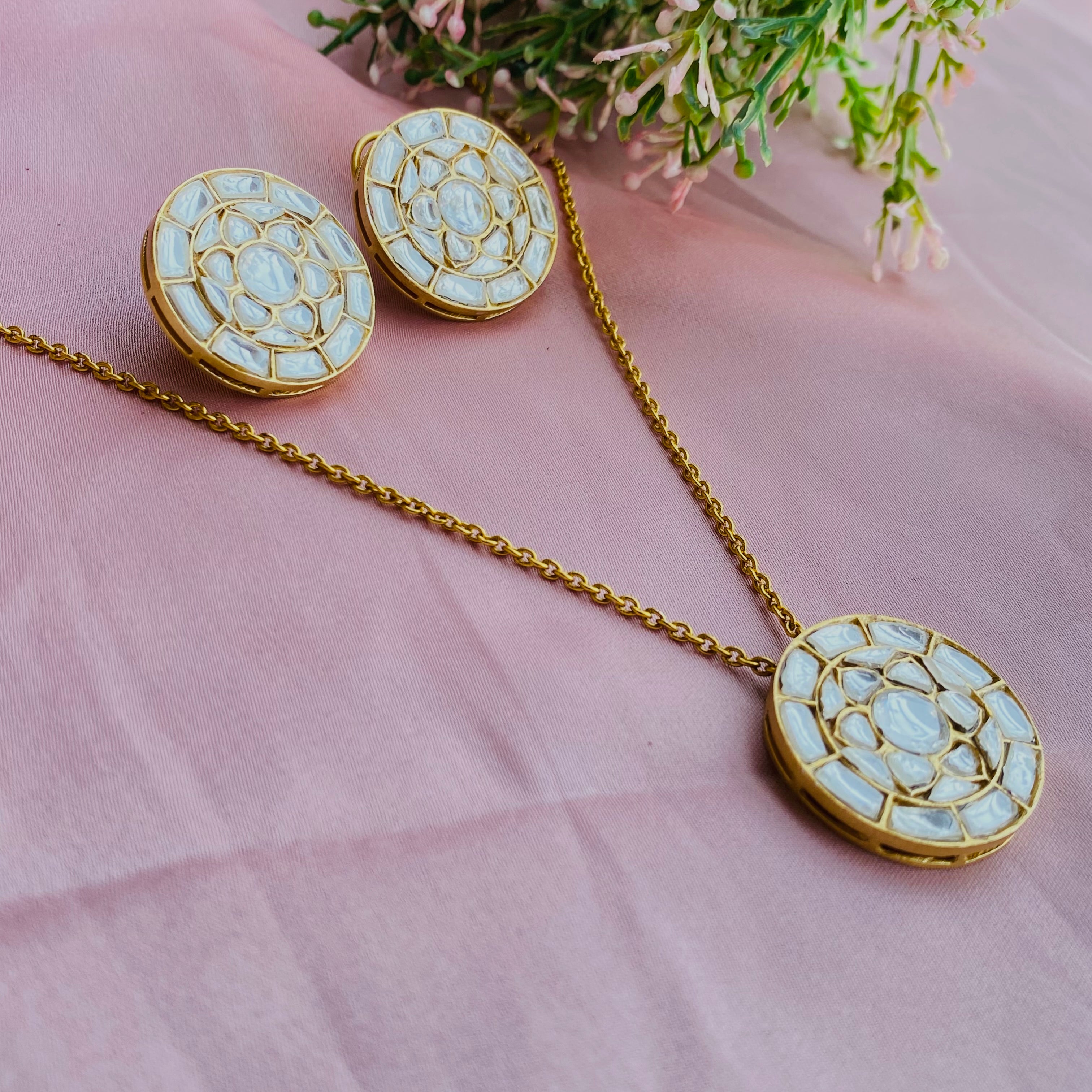 Nayaab kirti pendant