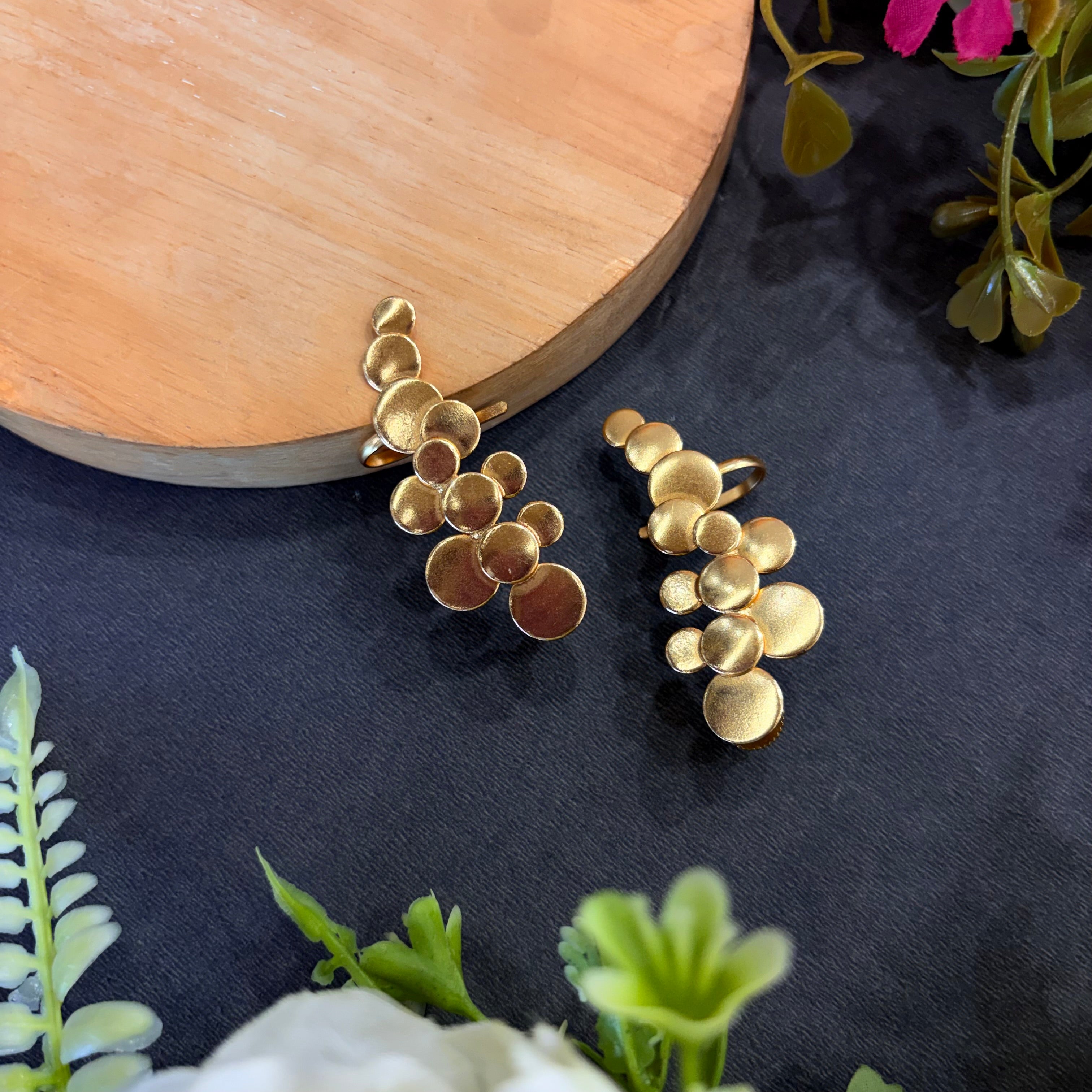 Aurelia Disc Cascade Earcuff