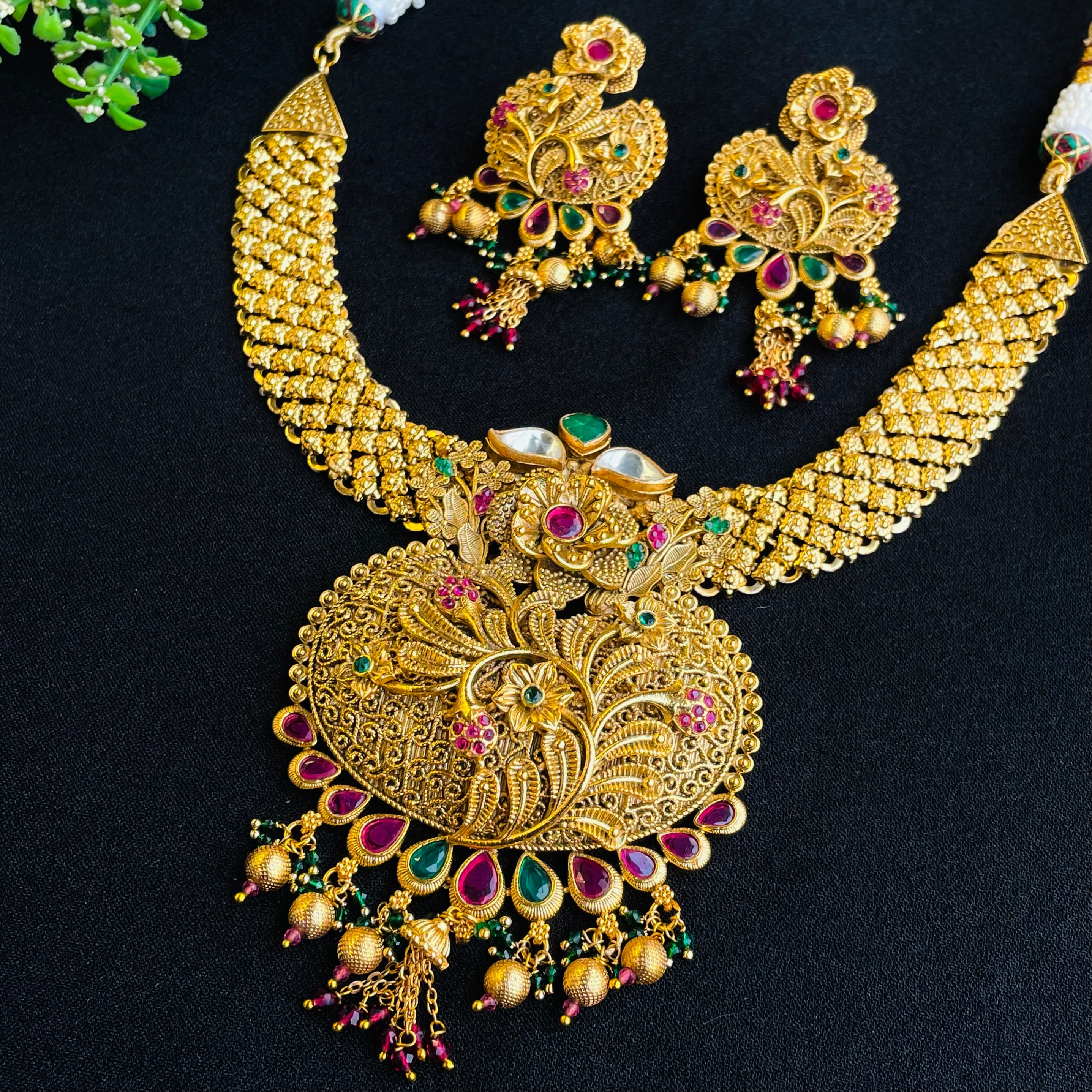 Nayaab Amisha Neckpiece