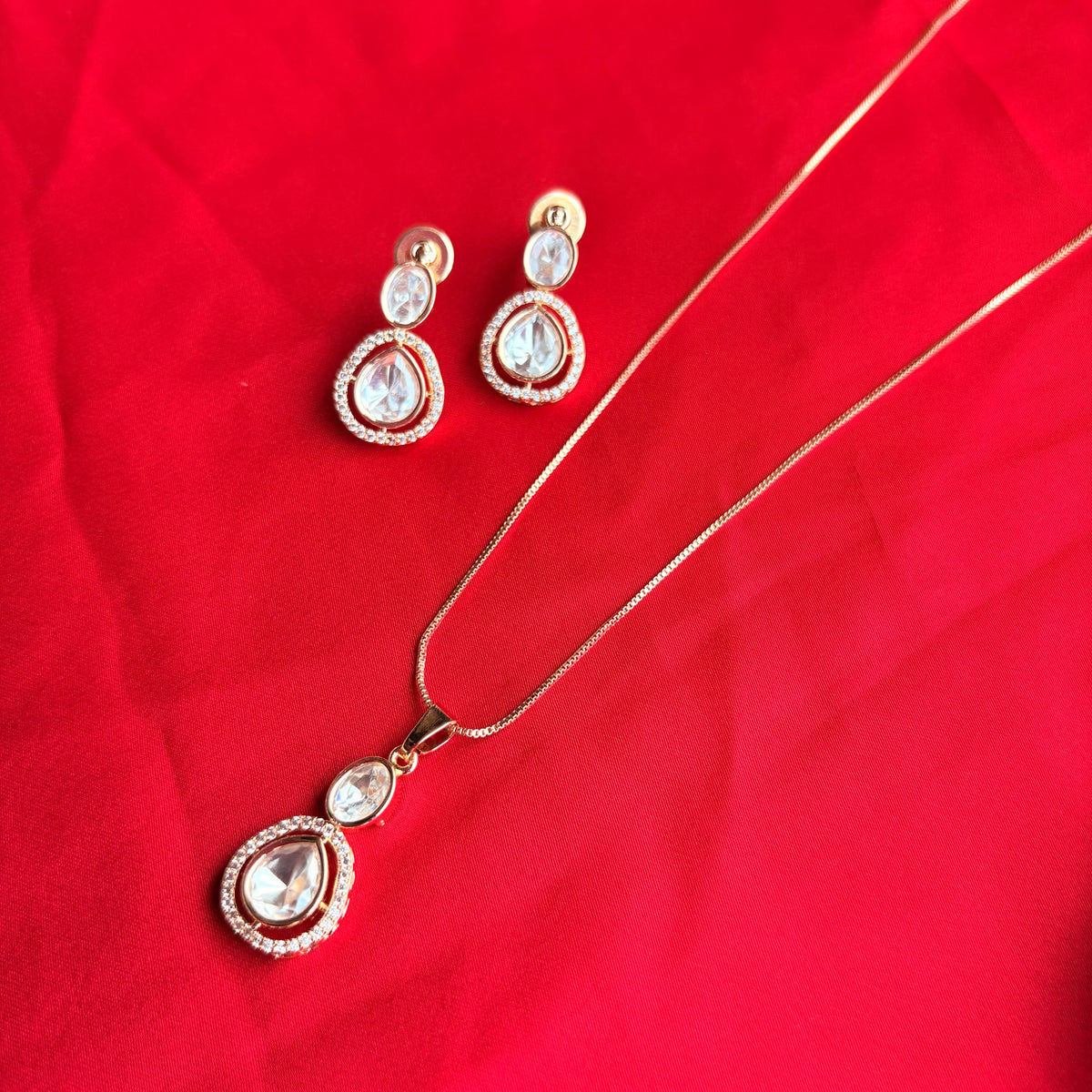 Inaya Pendant Set