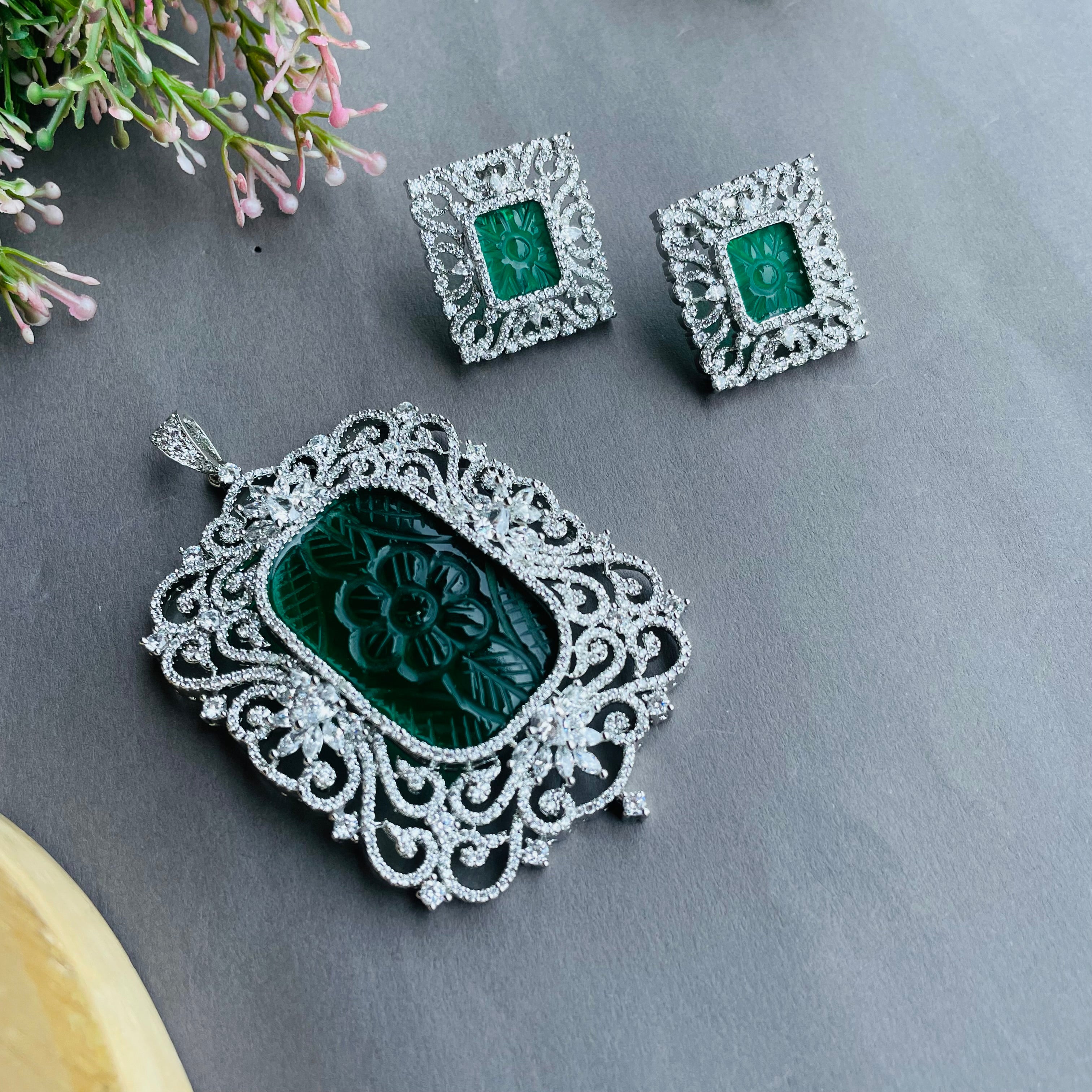 AD Saira Pendant Set