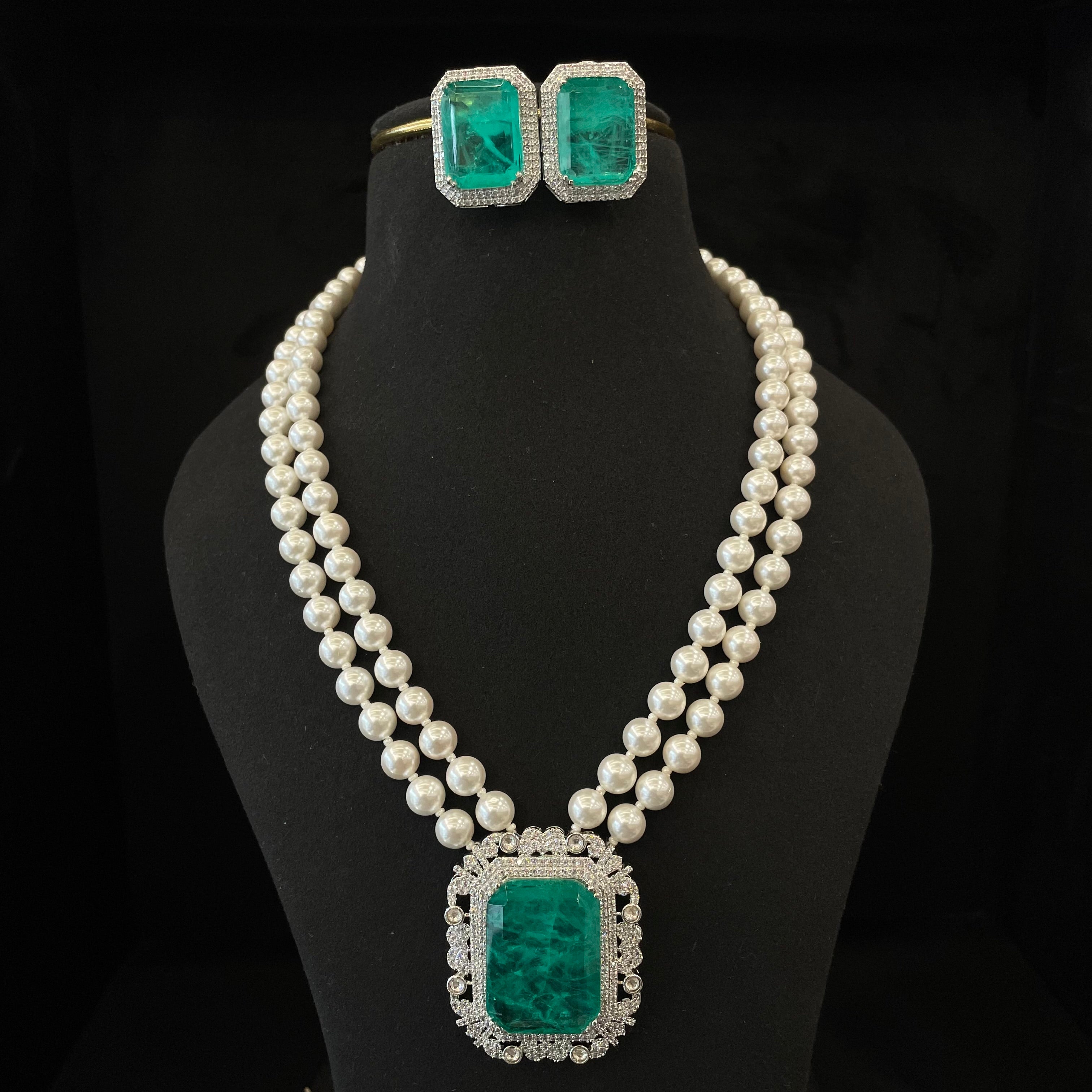 Tanya pearl neckpiece