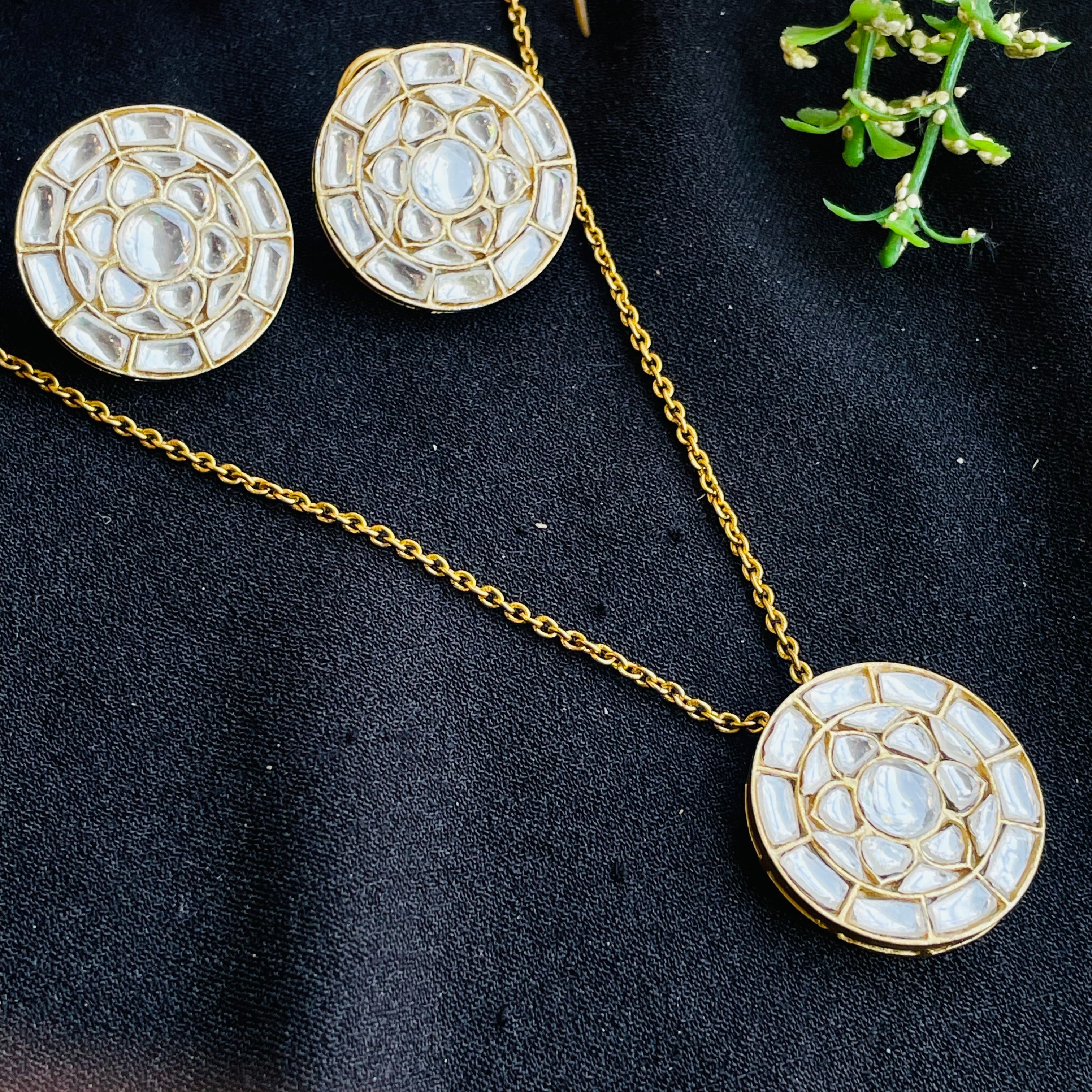 Nayaab kirti pendant