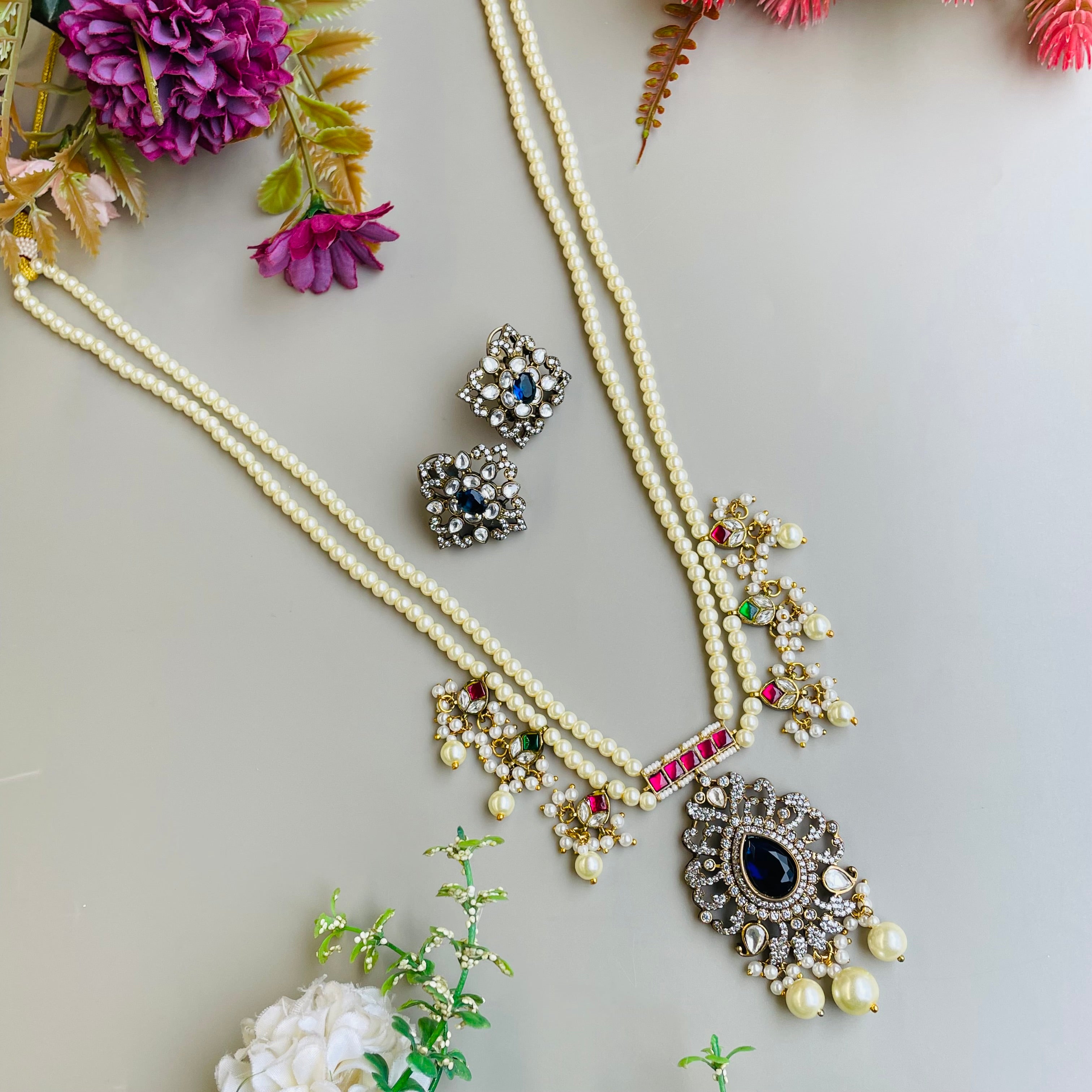 Nayaab Shamiksha Pearl neckpiece