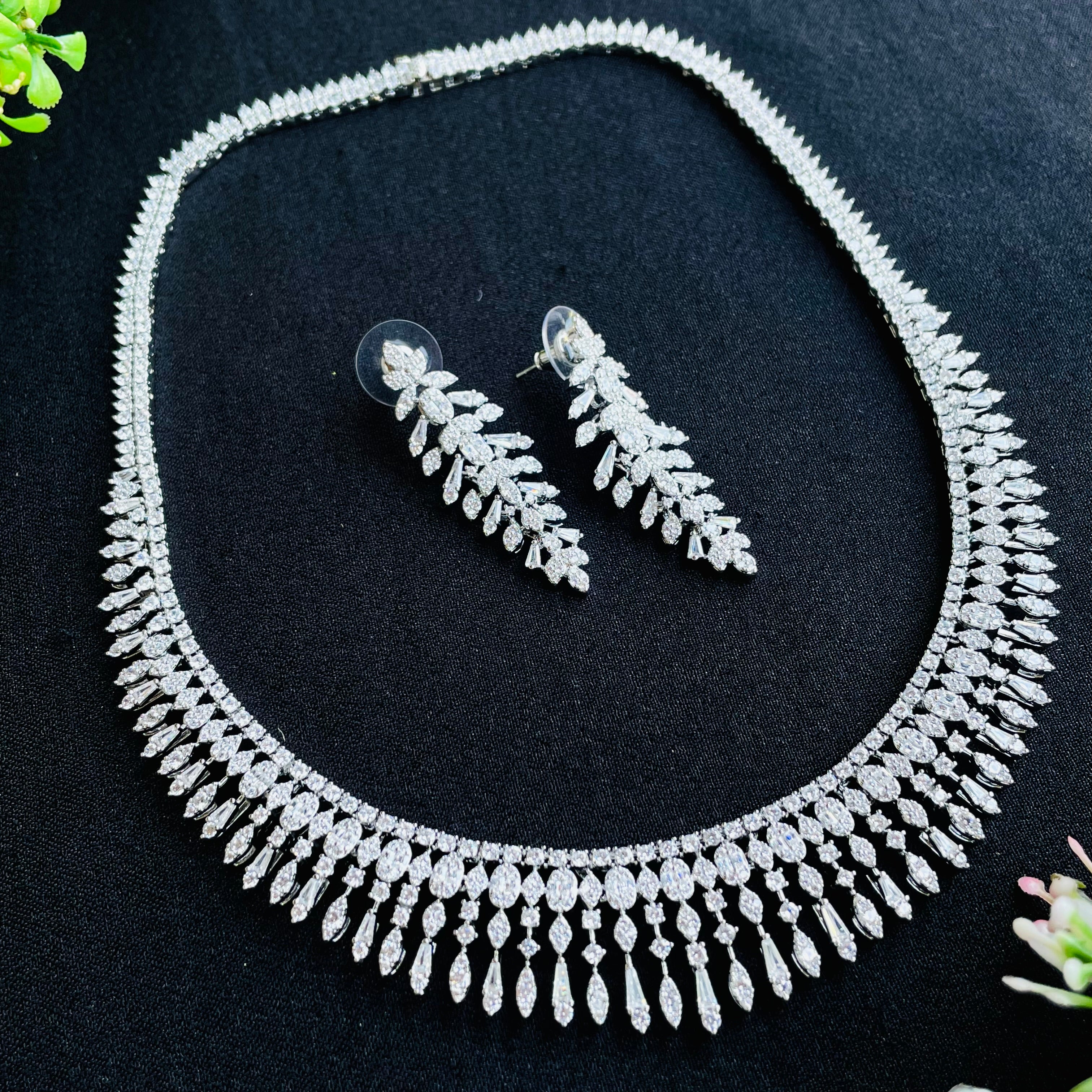 Ad clara neckpiece