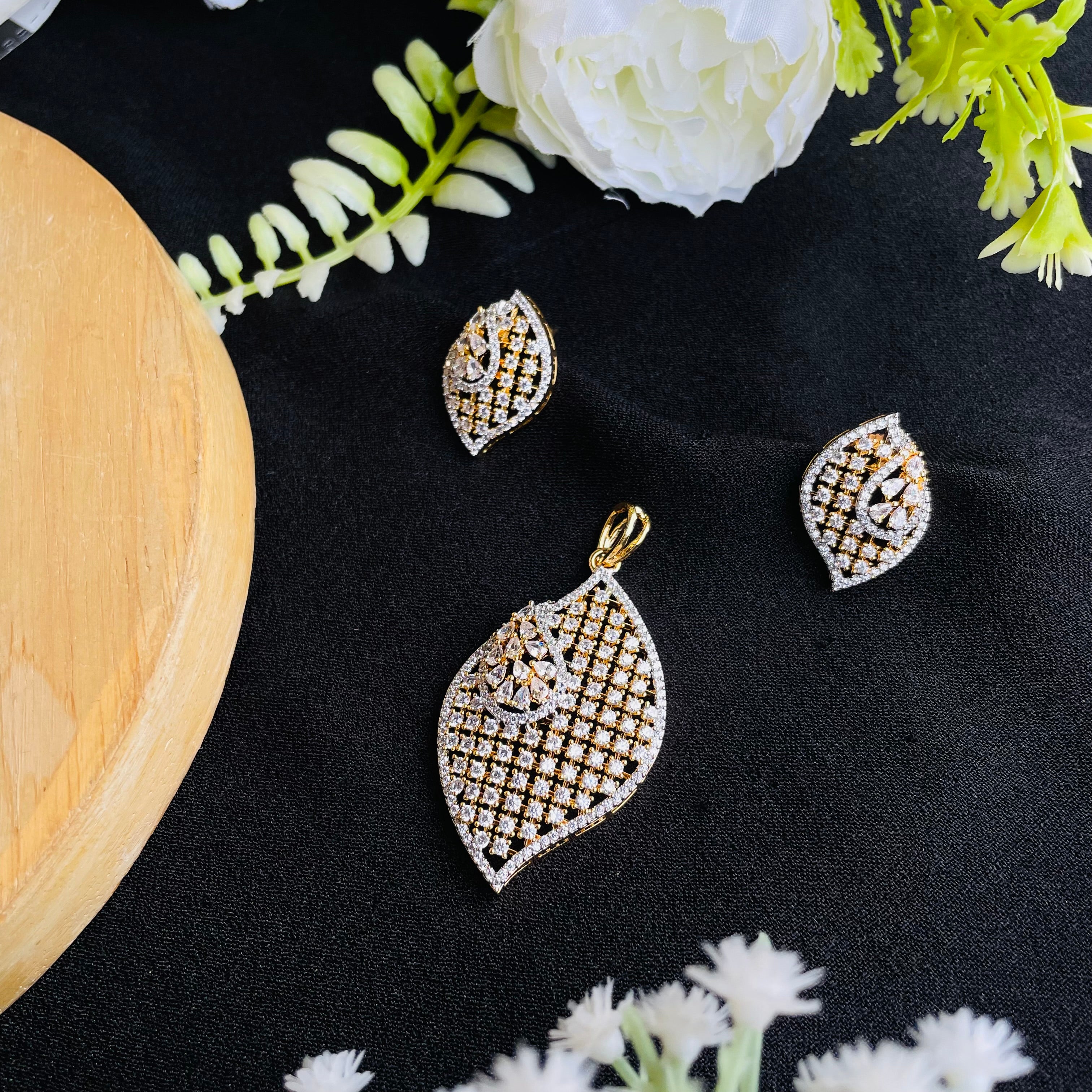 Veyra Leaf Pendant Set